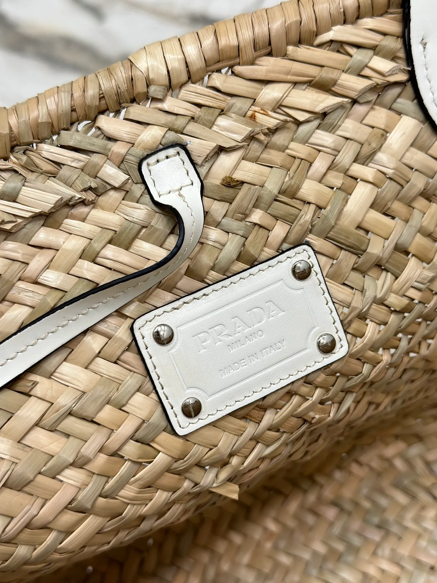 💰1640🌟The vegetable basket is here~ The palm leaf straw bag is crazy popular. The cowhide-edged corncob pattern shoulder strap is matched with raffia weaving. It is full of French lazy style. It can be carried by hand or on the shoulder. The upper body is super nice. Size: 25×48×16cm. Style number: 1BG314