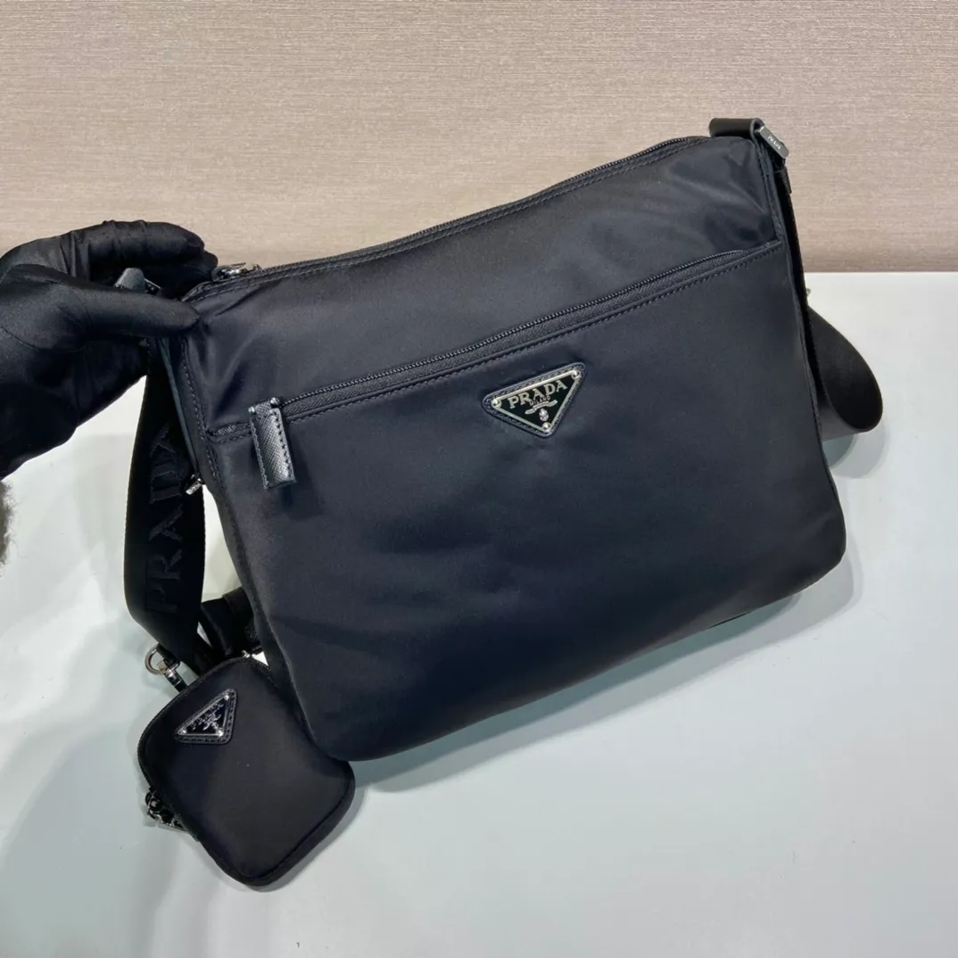 💰1020🎉Upgraded version🎉1BC421 upgraded version arrived👏🏻👏🏻Original item, using imported fabric shoulder bag, adjustable fabric shoulder strap, and one thousand detachable small bags on the shoulder strap. Stainless steel accessories, triangular enamel nameplate, zipper closure, one zipper outer bag, two inner bags, one zipper bag, multiple compartments, light and practical, length 30x height 24x base 9cm.👏🏻👏🏻👏🏻💰💰💰