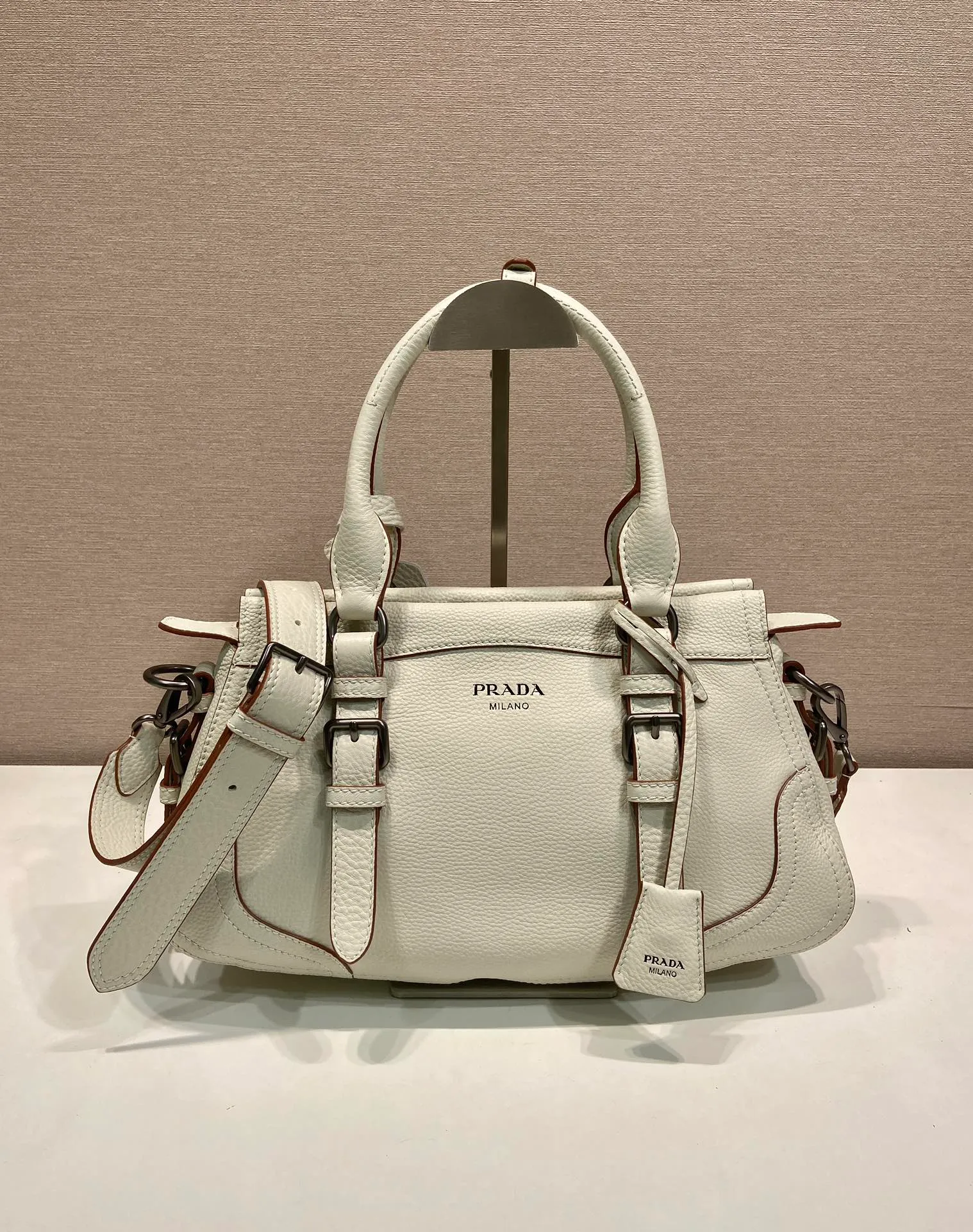 🎉New🎉1BG604🎉🎉 This simple, versatile style is made from richly textured irregular-grain leather and comes with a detachable shoulder strap, allowing the accessory to be worn in different ways. Leather handles, detachable key ring, embossed logo on the front, zipper closure, logo-printed nylon lining, two pockets, one of which is zippered, large capacity and can be carried by hand/crossbody/shoulder. Hurry up and get it, it’s another popular style that will never go out of style🎉🎉 Length 35x Height 22x Bottom 11cm🎉🎉🎉💰💰💰
