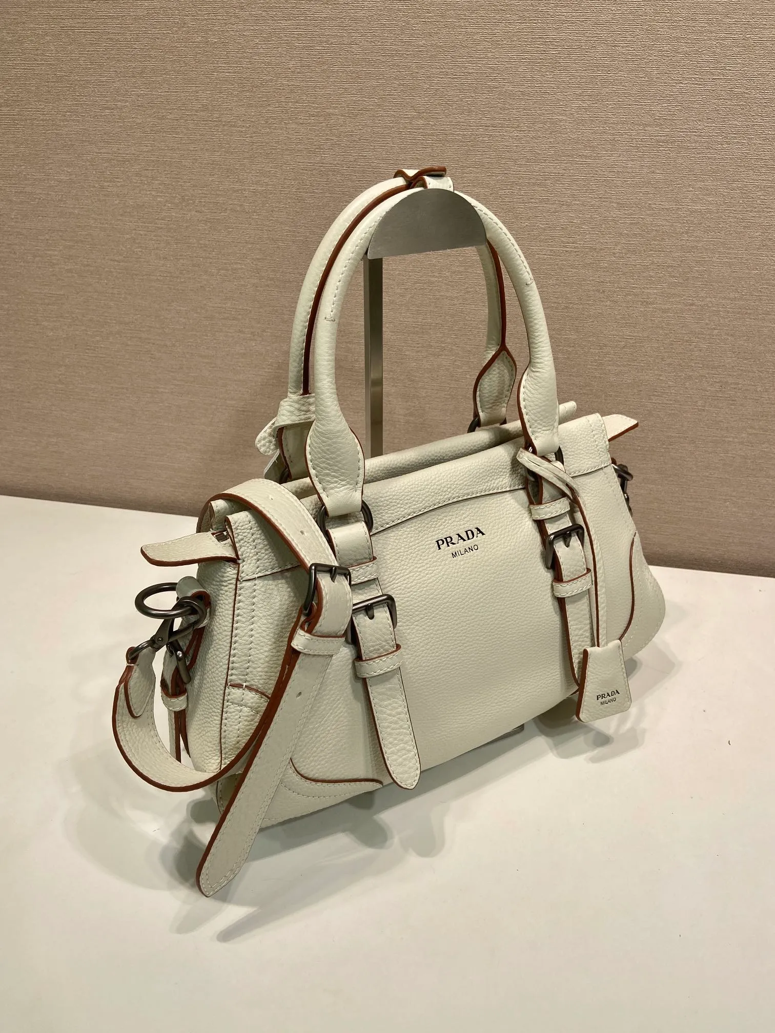 🎉New🎉1BG604🎉🎉 This simple, versatile style is made from richly textured irregular-grain leather and comes with a detachable shoulder strap, allowing the accessory to be worn in different ways. Leather handles, detachable key ring, embossed logo on the front, zipper closure, logo-printed nylon lining, two pockets, one of which is zippered, large capacity and can be carried by hand/crossbody/shoulder. Hurry up and get it, it’s another popular style that will never go out of style🎉🎉 Length 35x Height 22x Bottom 11cm🎉🎉🎉💰💰💰