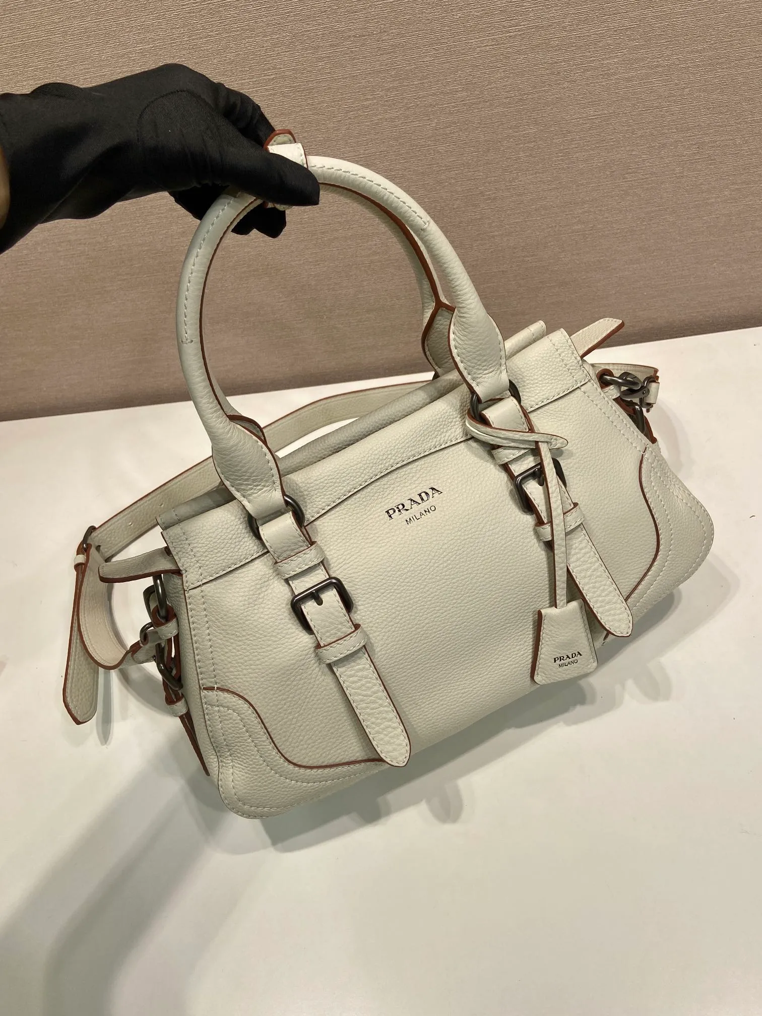 🎉New🎉1BG604🎉🎉 This simple, versatile style is made from richly textured irregular-grain leather and comes with a detachable shoulder strap, allowing the accessory to be worn in different ways. Leather handles, detachable key ring, embossed logo on the front, zipper closure, logo-printed nylon lining, two pockets, one of which is zippered, large capacity and can be carried by hand/crossbody/shoulder. Hurry up and get it, it’s another popular style that will never go out of style🎉🎉 Length 35x Height 22x Bottom 11cm🎉🎉🎉💰💰💰