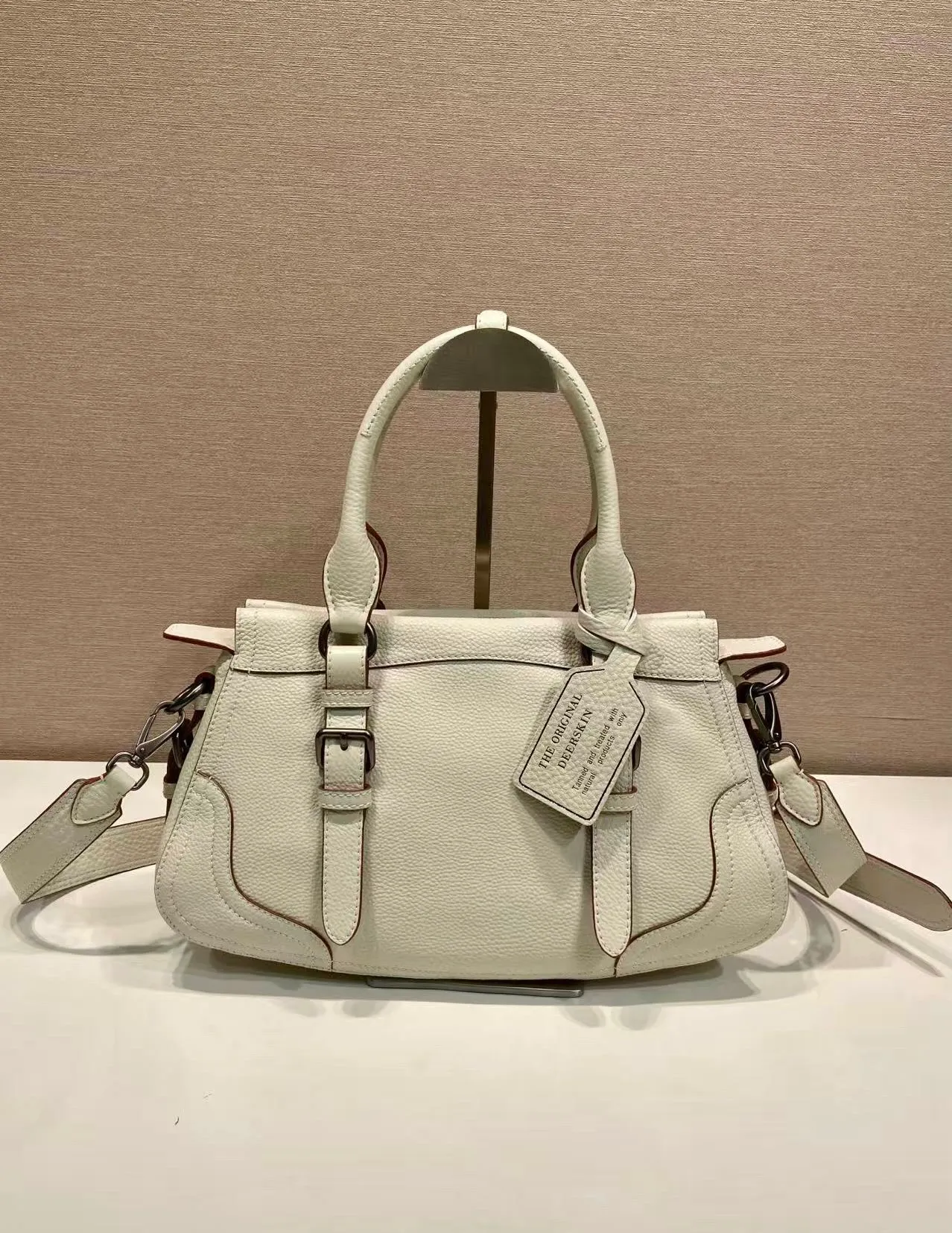 🎉New🎉1BG604🎉🎉 This simple, versatile style is made from richly textured irregular-grain leather and comes with a detachable shoulder strap, allowing the accessory to be worn in different ways. Leather handles, detachable key ring, embossed logo on the front, zipper closure, logo-printed nylon lining, two pockets, one of which is zippered, large capacity and can be carried by hand/crossbody/shoulder. Hurry up and get it, it’s another popular style that will never go out of style🎉🎉 Length 35x Height 22x Bottom 11cm🎉🎉🎉💰💰💰