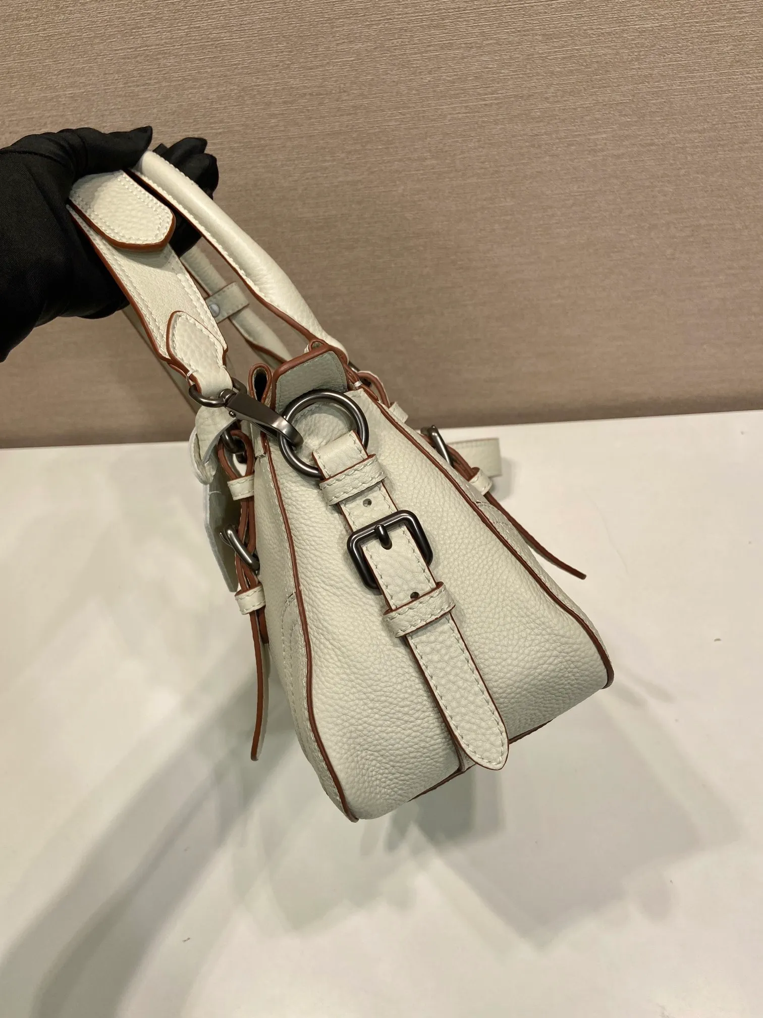 🎉New🎉1BG604🎉🎉 This simple, versatile style is made from richly textured irregular-grain leather and comes with a detachable shoulder strap, allowing the accessory to be worn in different ways. Leather handles, detachable key ring, embossed logo on the front, zipper closure, logo-printed nylon lining, two pockets, one of which is zippered, large capacity and can be carried by hand/crossbody/shoulder. Hurry up and get it, it’s another popular style that will never go out of style🎉🎉 Length 35x Height 22x Bottom 11cm🎉🎉🎉💰💰💰