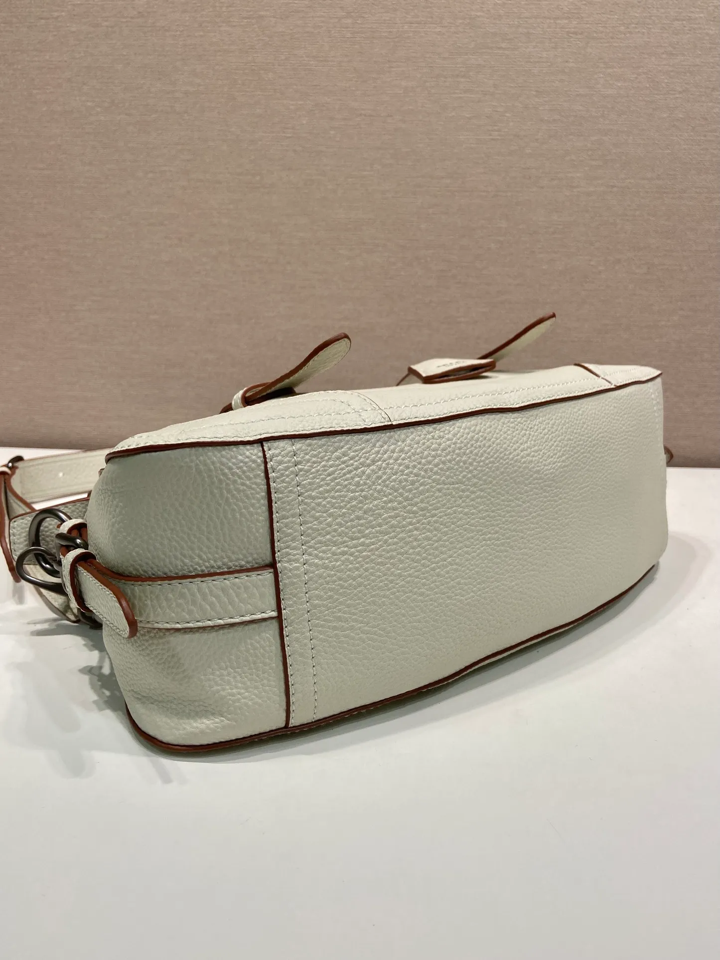 🎉New🎉1BG604🎉🎉 This simple, versatile style is made from richly textured irregular-grain leather and comes with a detachable shoulder strap, allowing the accessory to be worn in different ways. Leather handles, detachable key ring, embossed logo on the front, zipper closure, logo-printed nylon lining, two pockets, one of which is zippered, large capacity and can be carried by hand/crossbody/shoulder. Hurry up and get it, it’s another popular style that will never go out of style🎉🎉 Length 35x Height 22x Bottom 11cm🎉🎉🎉💰💰💰