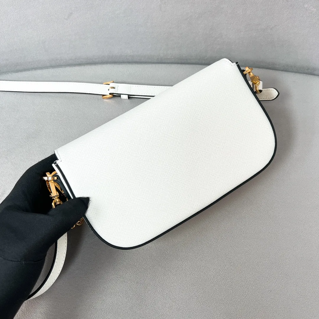 💰1360✨New product launch✨2024 spring and summer new series Saffiano shoulder bag 1BD356 is made of exquisite cross-grain cowhide and is equipped with the iconic triangle logo. It is equipped with a chain shoulder strap and a cross-body full leather shoulder strap. The shoulder strap is detachable and adjustable and can be carried under the armpit or on one shoulder. The overall style of the bag is simple and elegant. It combines fashion and retro style. The inner compartment capacity is also great. A new fashion trend-setter that combines retro fashion and practicality😘 Size 20.5*10.5*4 White