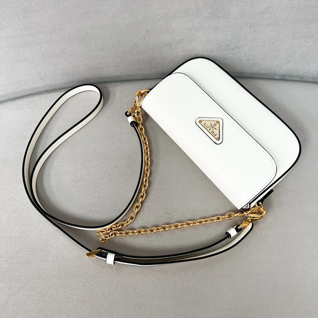 💰1360✨New product launch✨2024 spring and summer new series Saffiano shoulder bag 1BD356 is made of exquisite cross-grain cowhide and is equipped with the iconic triangle logo. It is equipped with a chain shoulder strap and a cross-body full leather shoulder strap. The shoulder strap is detachable and adjustable and can be carried under the armpit or on one shoulder. The overall style of the bag is simple and elegant. It combines fashion and retro style. The inner compartment capacity is also great. A new fashion trend-setter that combines retro fashion and practicality😘 Size 20.5*10.5*4 White
