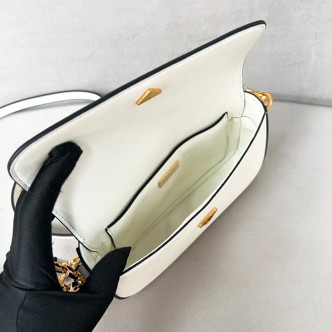 💰1360✨New product launch✨2024 spring and summer new series Saffiano shoulder bag 1BD356 is made of exquisite cross-grain cowhide and is equipped with the iconic triangle logo. It is equipped with a chain shoulder strap and a cross-body full leather shoulder strap. The shoulder strap is detachable and adjustable and can be carried under the armpit or on one shoulder. The overall style of the bag is simple and elegant. It combines fashion and retro style. The inner compartment capacity is also great. A new fashion trend-setter that combines retro fashion and practicality😘 Size 20.5*10.5*4 White