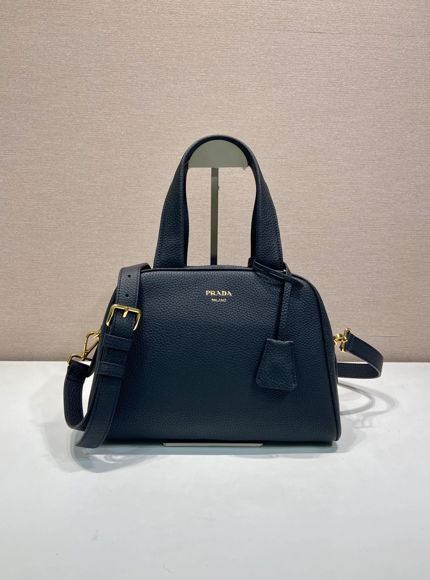 💰1700🎉New arrival 1BB149 small🎉🎉 This top handle bag made of natural grain leather is reinterpreted with a soft silhouette and can be carried by hand or worn with a detachable shoulder strap and comes with 2 detachable hang tags. Metal hardware. It has an embossed letter logo on the front, a zipper closure, and two pockets, one of which is zippered. It has a large capacity and is a popular item that will never go out of style. Hurry up and get it🎉 Length 28x Height 20x Bottom 13cm🎉🎉🎉💰💰💰