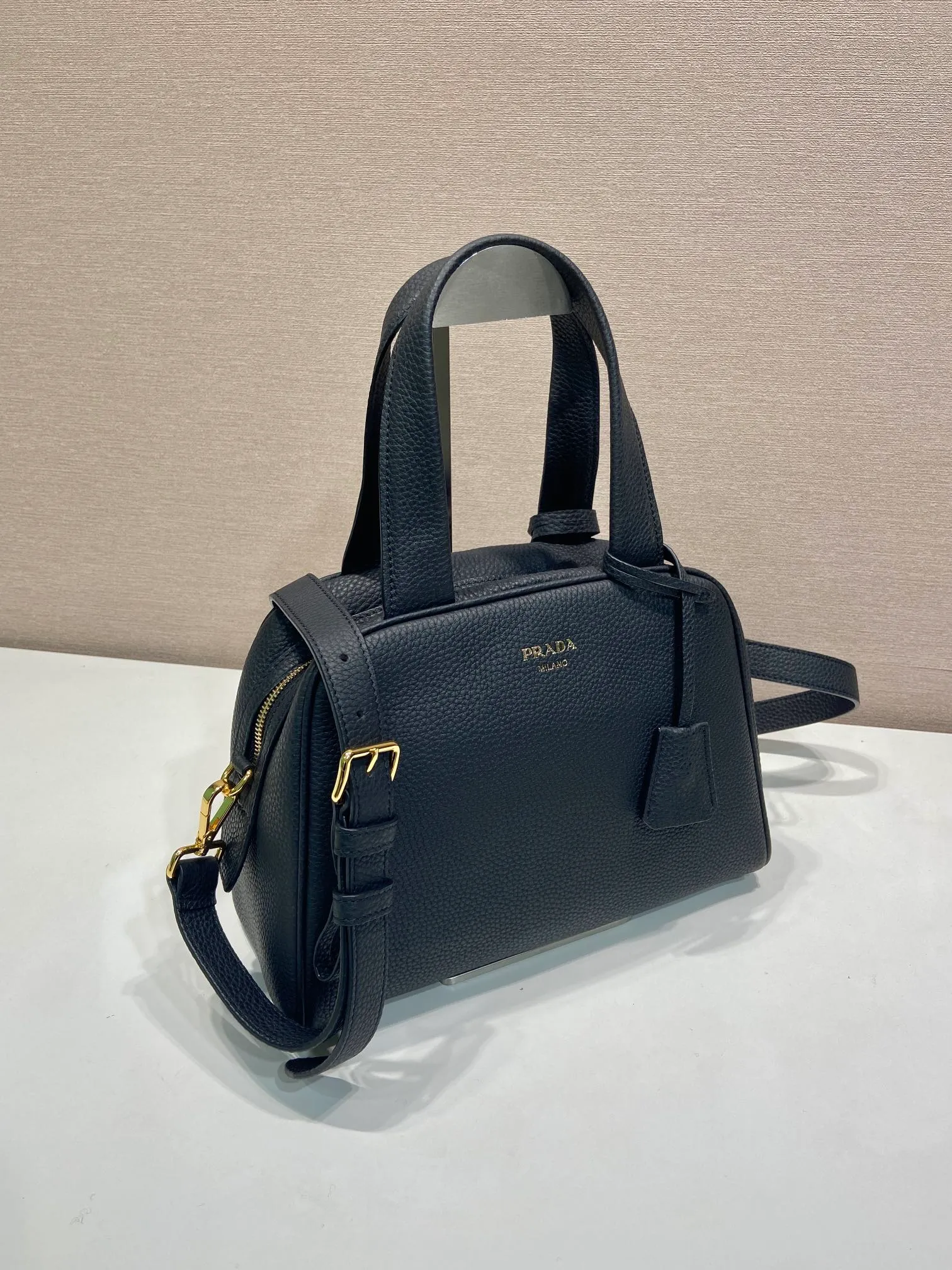 💰1700🎉New arrival 1BB149 small🎉🎉 This top handle bag made of natural grain leather is reinterpreted with a soft silhouette and can be carried by hand or worn with a detachable shoulder strap and comes with 2 detachable hang tags. Metal hardware. It has an embossed letter logo on the front, a zipper closure, and two pockets, one of which is zippered. It has a large capacity and is a popular item that will never go out of style. Hurry up and get it🎉 Length 28x Height 20x Bottom 13cm🎉🎉🎉💰💰💰