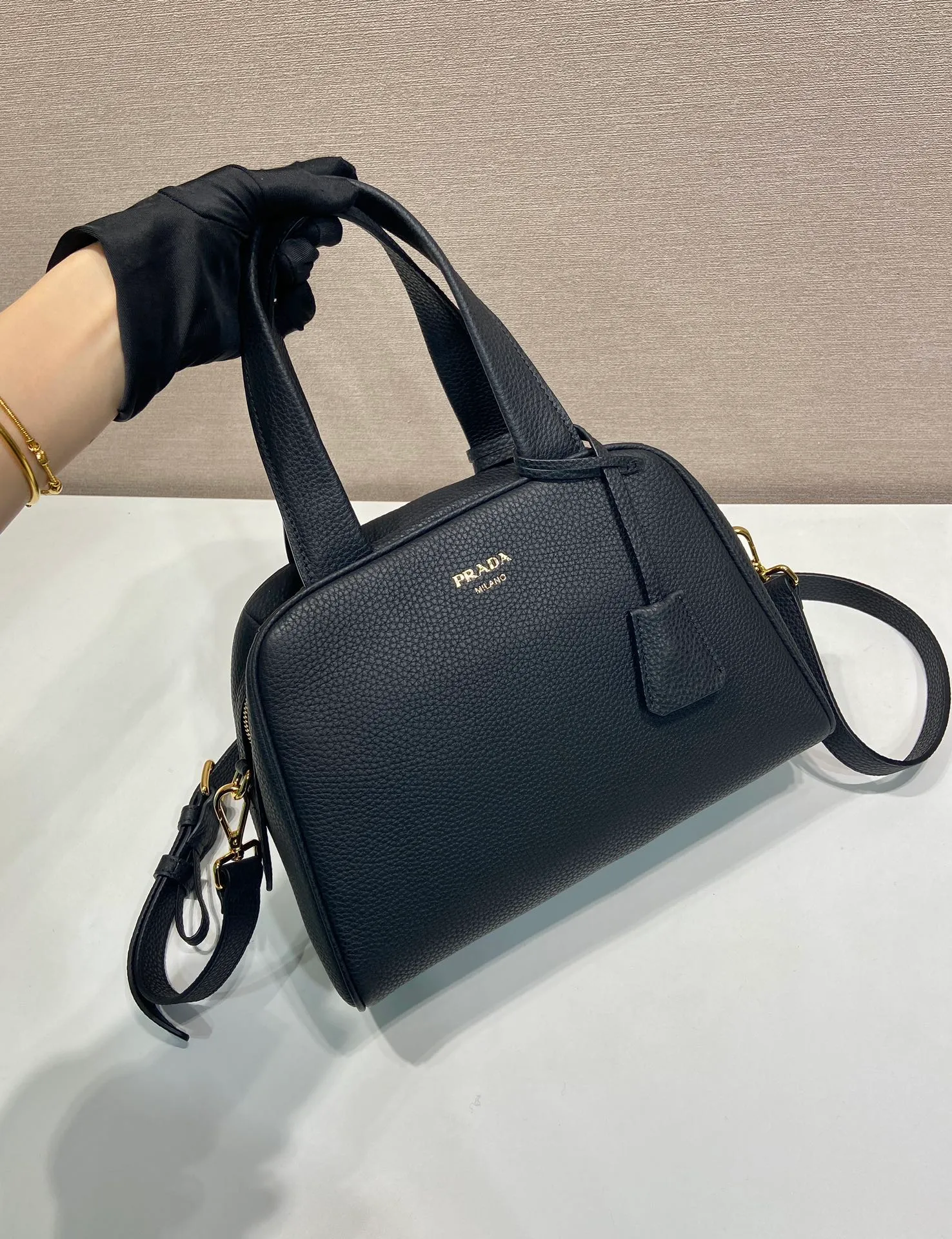 💰1700🎉New arrival 1BB149 small🎉🎉 This top handle bag made of natural grain leather is reinterpreted with a soft silhouette and can be carried by hand or worn with a detachable shoulder strap and comes with 2 detachable hang tags. Metal hardware. It has an embossed letter logo on the front, a zipper closure, and two pockets, one of which is zippered. It has a large capacity and is a popular item that will never go out of style. Hurry up and get it🎉 Length 28x Height 20x Bottom 13cm🎉🎉🎉💰💰💰