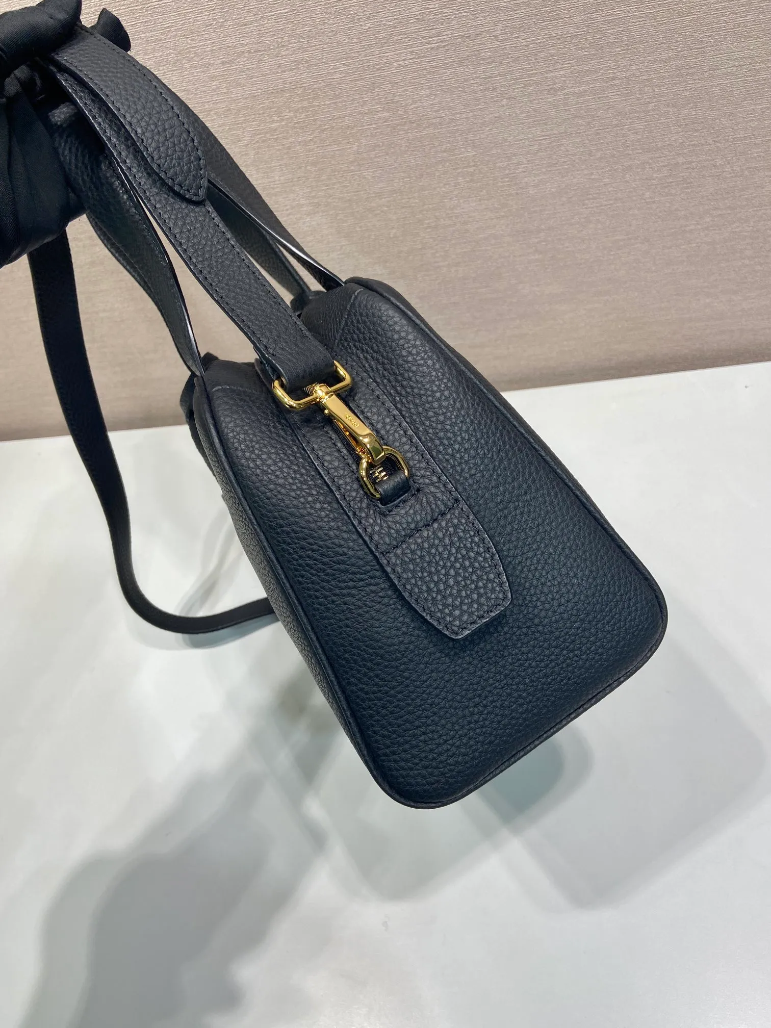 💰1700🎉New arrival 1BB149 small🎉🎉 This top handle bag made of natural grain leather is reinterpreted with a soft silhouette and can be carried by hand or worn with a detachable shoulder strap and comes with 2 detachable hang tags. Metal hardware. It has an embossed letter logo on the front, a zipper closure, and two pockets, one of which is zippered. It has a large capacity and is a popular item that will never go out of style. Hurry up and get it🎉 Length 28x Height 20x Bottom 13cm🎉🎉🎉💰💰💰