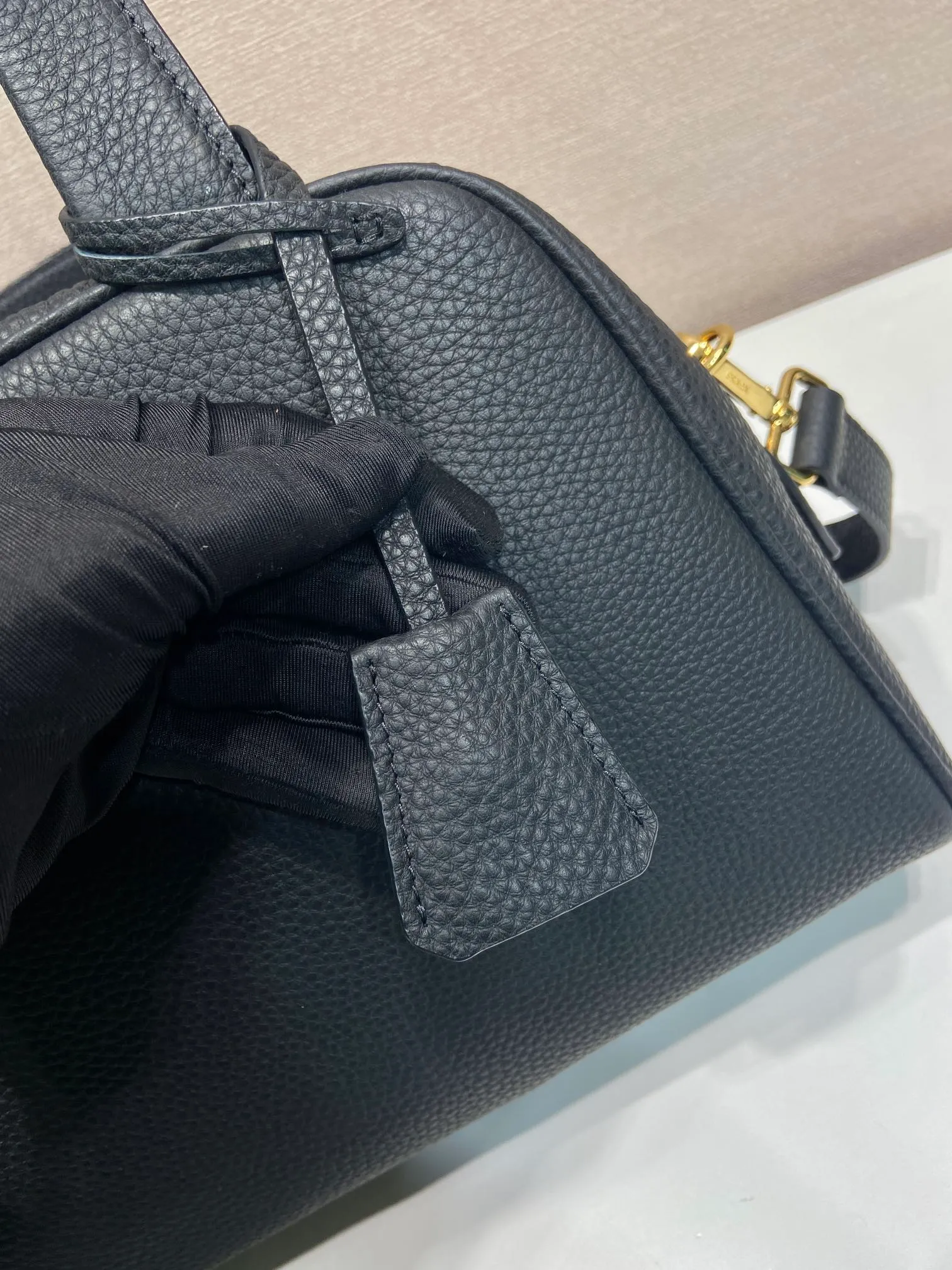 💰1700🎉New arrival 1BB149 small🎉🎉 This top handle bag made of natural grain leather is reinterpreted with a soft silhouette and can be carried by hand or worn with a detachable shoulder strap and comes with 2 detachable hang tags. Metal hardware. It has an embossed letter logo on the front, a zipper closure, and two pockets, one of which is zippered. It has a large capacity and is a popular item that will never go out of style. Hurry up and get it🎉 Length 28x Height 20x Bottom 13cm🎉🎉🎉💰💰💰