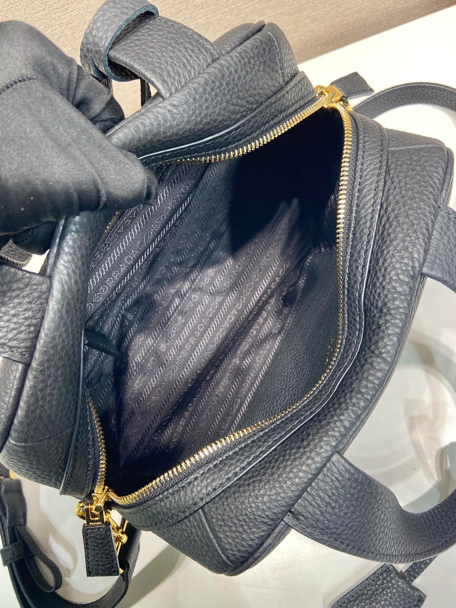 💰1700🎉New arrival 1BB149 small🎉🎉 This top handle bag made of natural grain leather is reinterpreted with a soft silhouette and can be carried by hand or worn with a detachable shoulder strap and comes with 2 detachable hang tags. Metal hardware. It has an embossed letter logo on the front, a zipper closure, and two pockets, one of which is zippered. It has a large capacity and is a popular item that will never go out of style. Hurry up and get it🎉 Length 28x Height 20x Bottom 13cm🎉🎉🎉💰💰💰