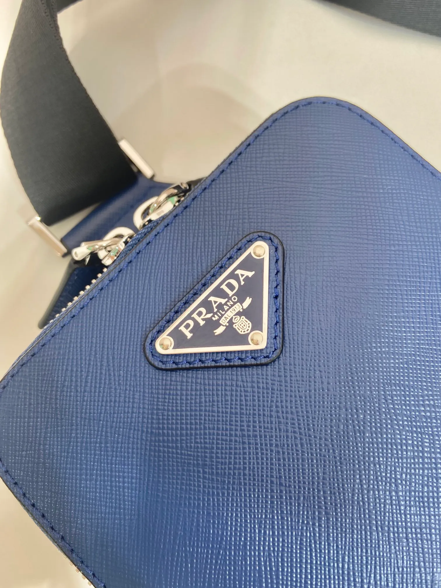 💰1120🎉New chest bag🎉2VZ106 chest bag new color🎉🎉 This chest bag is made of imported cross-grain cowhide, with a two-way zipper design, equipped with woven adjustable fabric shoulder straps, and the inner compartment has a mouth strap. The upper body effect is very cool and close-fitting👏👏Another popular style that will never go out of style🎉🎉 Length 14x height 20x bottom 5cm🎉🎉🎉👏👏👏