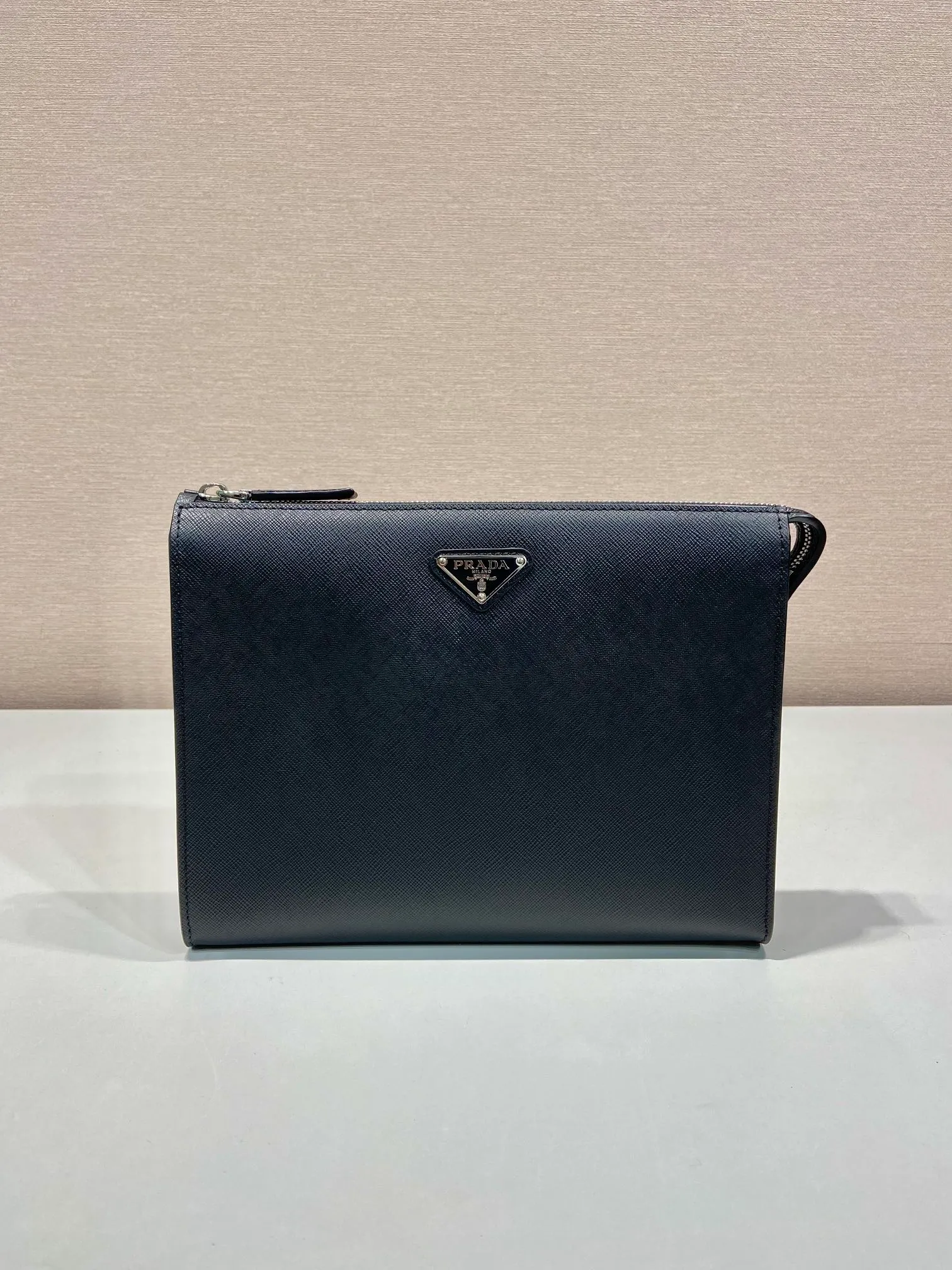 💰1120🎉New men's handbag🎉2VF030 handbag🎉🎉 This men's handbag is decorated with a unique enameled metal triangle logo, with a simple design and versatile functions. The body of the bag is made of Saffiano leather, with a distinctive texture that matches the logo. Practical and beautiful👍handsome guys. Hurry up and get it🎉🎉 Length 26x Height 19.5x Bottom 3cm🎉🎉🎉💰💰💰