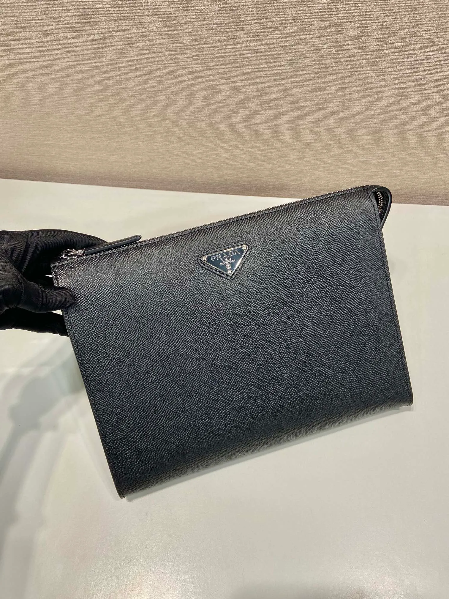 💰1120🎉New men's handbag🎉2VF030 handbag🎉🎉 This men's handbag is decorated with a unique enameled metal triangle logo, with a simple design and versatile functions. The body of the bag is made of Saffiano leather, with a distinctive texture that matches the logo. Practical and beautiful👍handsome guys. Hurry up and get it🎉🎉 Length 26x Height 19.5x Bottom 3cm🎉🎉🎉💰💰💰