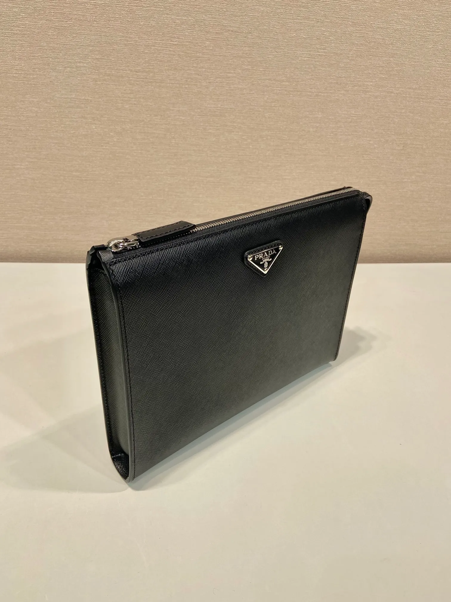 💰1120🎉New men's handbag🎉2VF030 handbag🎉🎉 This men's handbag is decorated with a unique enameled metal triangle logo, with a simple design and versatile functions. The body of the bag is made of Saffiano leather, with a distinctive texture that matches the logo. Practical and beautiful👍handsome guys. Hurry up and get it🎉🎉 Length 26x Height 19.5x Bottom 3cm🎉🎉🎉💰💰💰