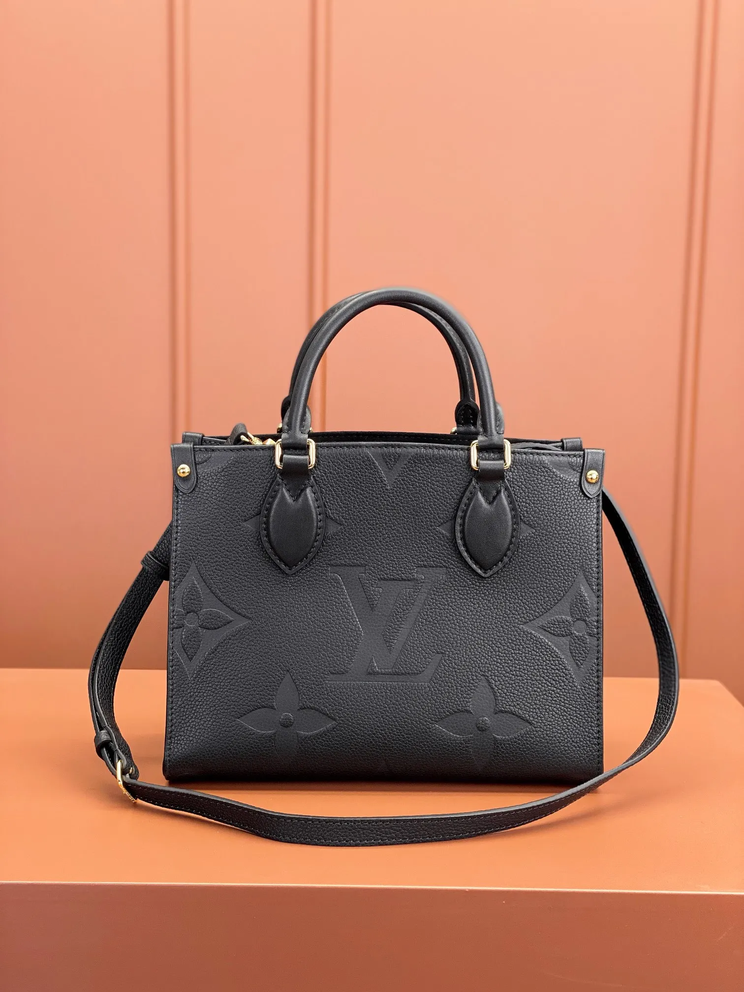 P¥1360👉nfc163C01 dynamic chip version👈 [100% MB special grade, all steel hardware, original leather] 𝙊𝙉𝙏𝙃𝙀𝙂𝙊Small size m45653 Size: 25*19*11.5cm The brand new 𝙊𝙉𝙏𝙃𝙀𝙂𝙊 gives people a new feeling, a classic iconic shape, but it uses calfskin with patterns that are first printed and dyed and then embossed, which makes it look more high-end and fashionable. This size is a benefit for small people, and it is more compact and cute!