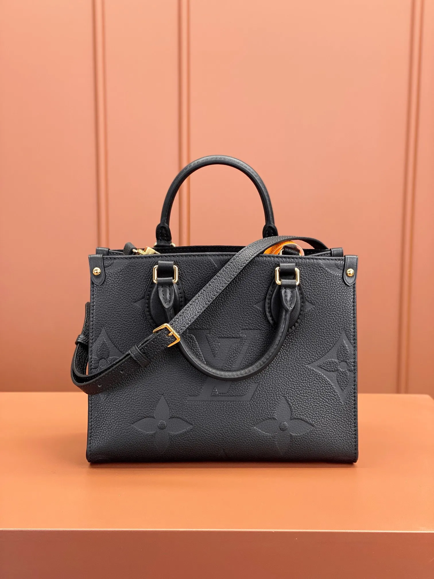 P¥1360👉nfc163C01 dynamic chip version👈 [100% MB special grade, all steel hardware, original leather] 𝙊𝙉𝙏𝙃𝙀𝙂𝙊Small size m45653 Size: 25*19*11.5cm The brand new 𝙊𝙉𝙏𝙃𝙀𝙂𝙊 gives people a new feeling, a classic iconic shape, but it uses calfskin with patterns that are first printed and dyed and then embossed, which makes it look more high-end and fashionable. This size is a benefit for small people, and it is more compact and cute!