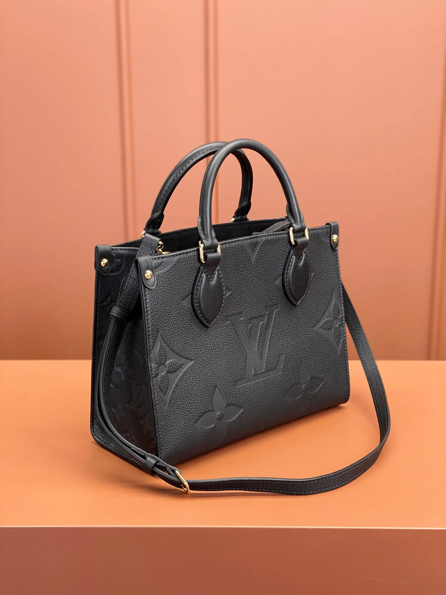P¥1360👉nfc163C01 dynamic chip version👈 [100% MB special grade, all steel hardware, original leather] 𝙊𝙉𝙏𝙃𝙀𝙂𝙊Small size m45653 Size: 25*19*11.5cm The brand new 𝙊𝙉𝙏𝙃𝙀𝙂𝙊 gives people a new feeling, a classic iconic shape, but it uses calfskin with patterns that are first printed and dyed and then embossed, which makes it look more high-end and fashionable. This size is a benefit for small people, and it is more compact and cute!