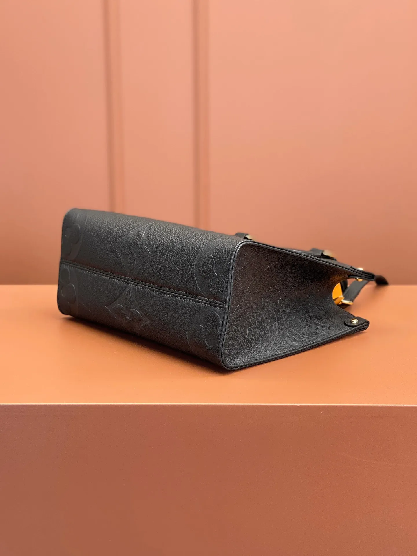 P¥1360👉nfc163C01 dynamic chip version👈 [100% MB special grade, all steel hardware, original leather] 𝙊𝙉𝙏𝙃𝙀𝙂𝙊Small size m45653 Size: 25*19*11.5cm The brand new 𝙊𝙉𝙏𝙃𝙀𝙂𝙊 gives people a new feeling, a classic iconic shape, but it uses calfskin with patterns that are first printed and dyed and then embossed, which makes it look more high-end and fashionable. This size is a benefit for small people, and it is more compact and cute!