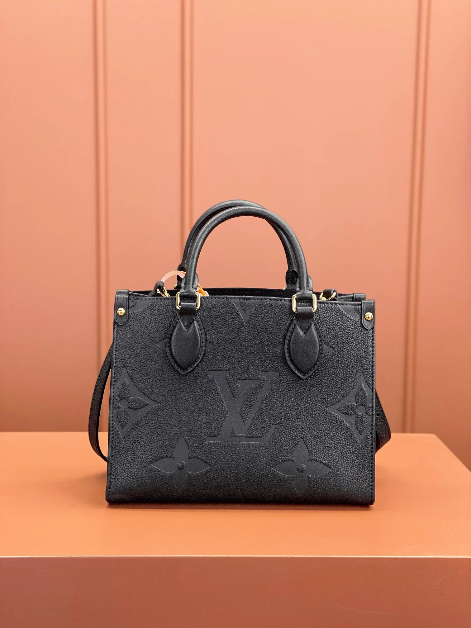 P¥1360👉nfc163C01 dynamic chip version👈 [100% MB special grade, all steel hardware, original leather] 𝙊𝙉𝙏𝙃𝙀𝙂𝙊Small size m45653 Size: 25*19*11.5cm The brand new 𝙊𝙉𝙏𝙃𝙀𝙂𝙊 gives people a new feeling, a classic iconic shape, but it uses calfskin with patterns that are first printed and dyed and then embossed, which makes it look more high-end and fashionable. This size is a benefit for small people, and it is more compact and cute!