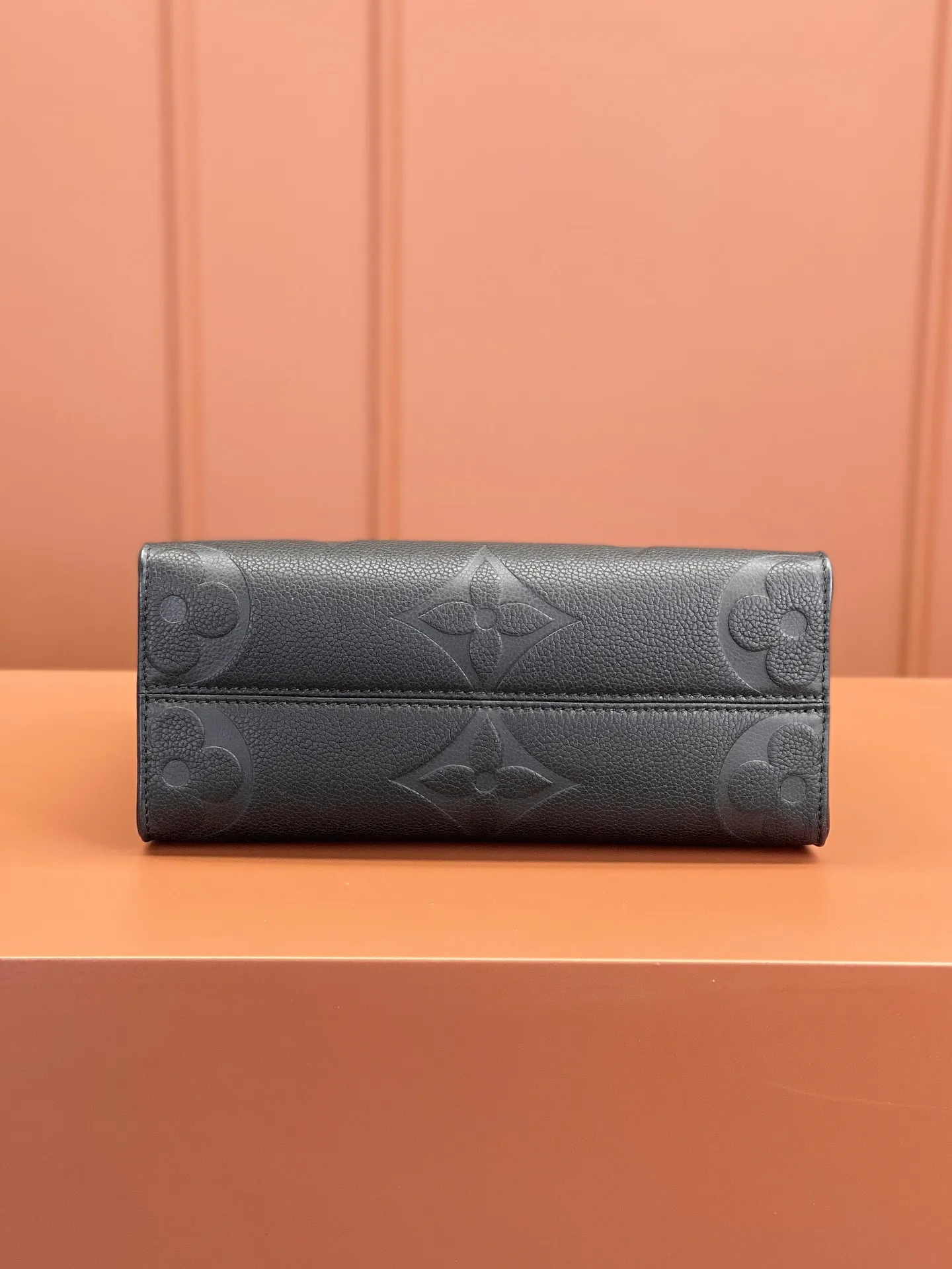 P¥1360👉nfc163C01 dynamic chip version👈 [100% MB special grade, all steel hardware, original leather] 𝙊𝙉𝙏𝙃𝙀𝙂𝙊Small size m45653 Size: 25*19*11.5cm The brand new 𝙊𝙉𝙏𝙃𝙀𝙂𝙊 gives people a new feeling, a classic iconic shape, but it uses calfskin with patterns that are first printed and dyed and then embossed, which makes it look more high-end and fashionable. This size is a benefit for small people, and it is more compact and cute!