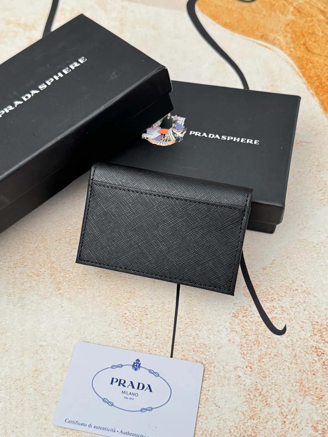 💰120💰PRADA’s popular men’s card holder counter new style, official website synchronization, genuine development, model 2MC122#. Color/picture, real shot 💋Cross-grain cowhide texture is excellent, threaded lining, hardware accessories! Exquisite wiring, even and neat lines, smooth oil edges, size: 11cm long, 6.5cm high