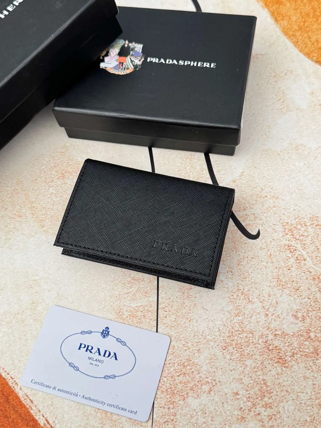 💰120💰PRADA’s popular men’s card holder counter new style, official website synchronization, genuine development, model 2MC122#. Color/picture, real shot 💋Cross-grain cowhide texture is excellent, threaded lining, hardware accessories! Exquisite wiring, even and neat lines, smooth oil edges, size: 11cm long, 6.5cm high