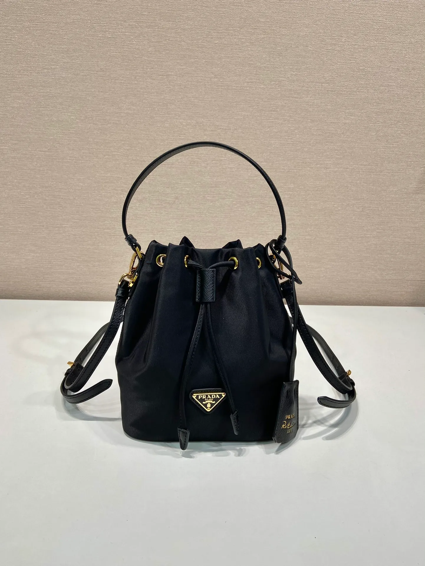 💰760🎉New bucket bag🎉1BE067 upgraded version🎉🎉 This bucket bag is made of imported nylon fabric and top-grade gold hardware, which carries the brand’s original and unique expression of extraordinary beauty. Comes with a detachable and adjustable long leather shoulder strap and leather keychain. Large capacity, light and practical🎉🎉Another popular style that will never go out of style🎉 Length 15.5x Height 19.5x Bottom 10cm