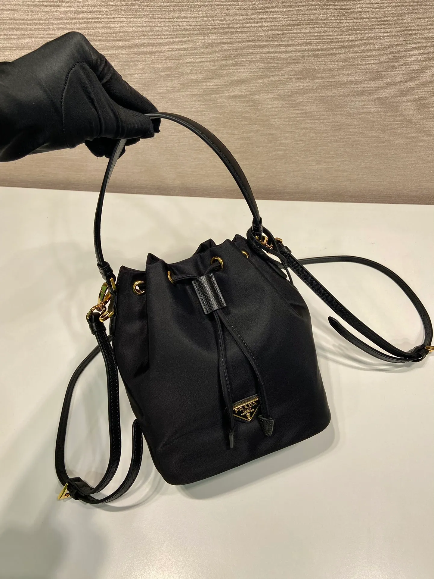 💰760🎉New bucket bag🎉1BE067 upgraded version🎉🎉 This bucket bag is made of imported nylon fabric and top-grade gold hardware, which carries the brand’s original and unique expression of extraordinary beauty. Comes with a detachable and adjustable long leather shoulder strap and leather keychain. Large capacity, light and practical🎉🎉Another popular style that will never go out of style🎉 Length 15.5x Height 19.5x Bottom 10cm