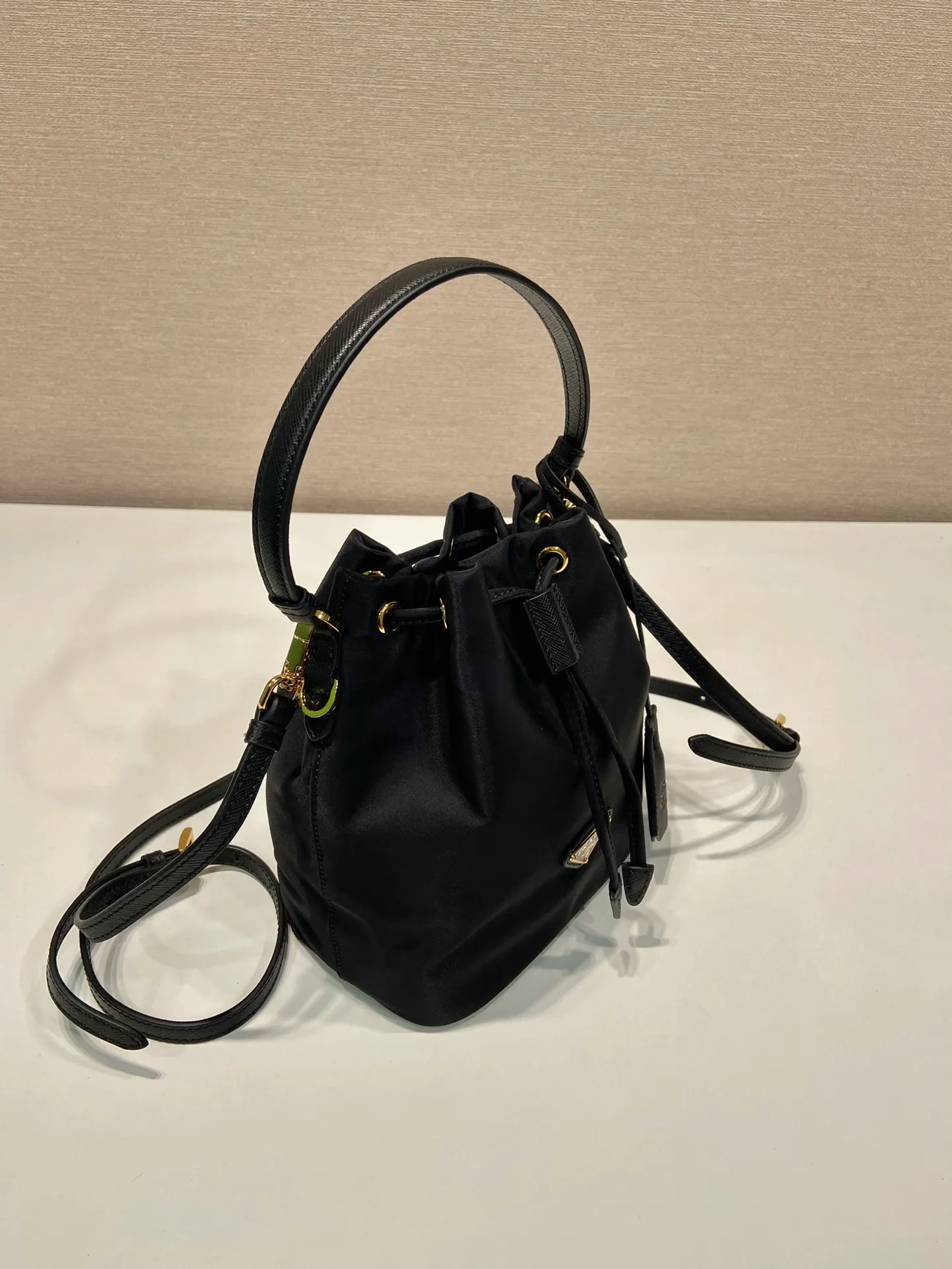 💰760🎉New bucket bag🎉1BE067 upgraded version🎉🎉 This bucket bag is made of imported nylon fabric and top-grade gold hardware, which carries the brand’s original and unique expression of extraordinary beauty. Comes with a detachable and adjustable long leather shoulder strap and leather keychain. Large capacity, light and practical🎉🎉Another popular style that will never go out of style🎉 Length 15.5x Height 19.5x Bottom 10cm