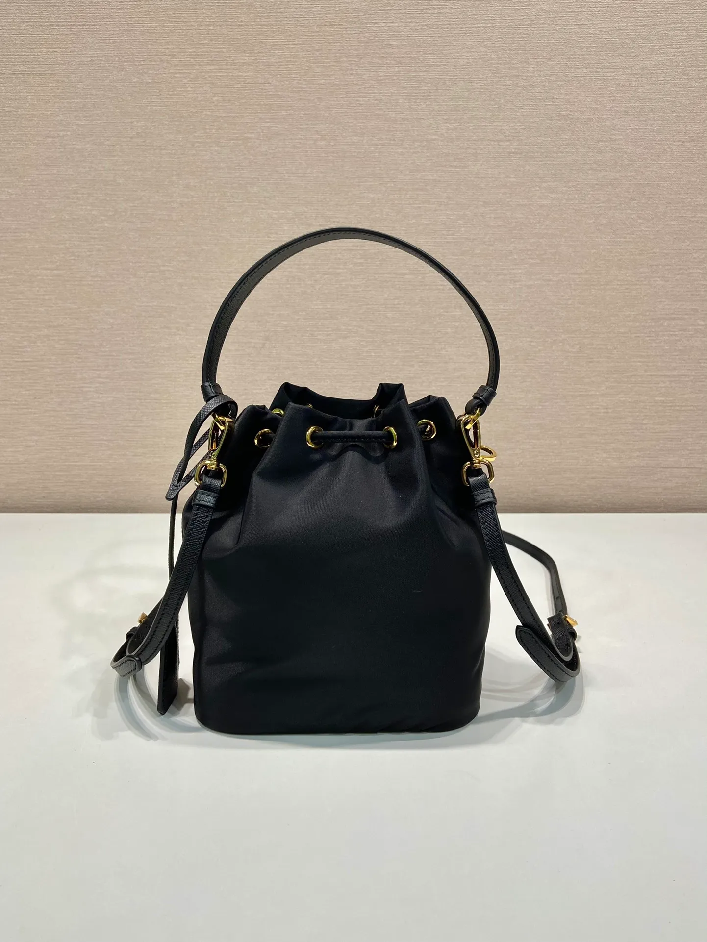 💰760🎉New bucket bag🎉1BE067 upgraded version🎉🎉 This bucket bag is made of imported nylon fabric and top-grade gold hardware, which carries the brand’s original and unique expression of extraordinary beauty. Comes with a detachable and adjustable long leather shoulder strap and leather keychain. Large capacity, light and practical🎉🎉Another popular style that will never go out of style🎉 Length 15.5x Height 19.5x Bottom 10cm
