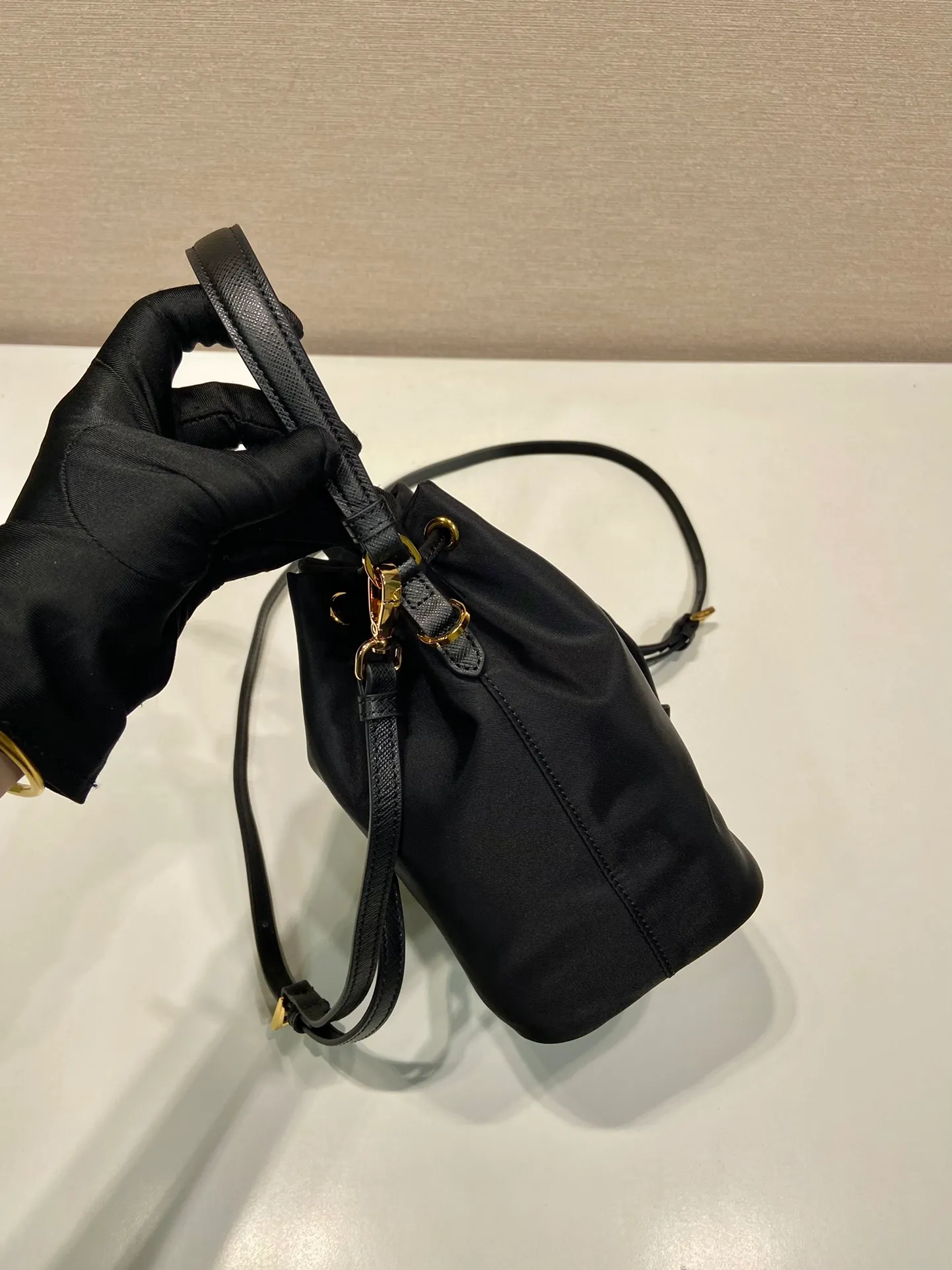 💰760🎉New bucket bag🎉1BE067 upgraded version🎉🎉 This bucket bag is made of imported nylon fabric and top-grade gold hardware, which carries the brand’s original and unique expression of extraordinary beauty. Comes with a detachable and adjustable long leather shoulder strap and leather keychain. Large capacity, light and practical🎉🎉Another popular style that will never go out of style🎉 Length 15.5x Height 19.5x Bottom 10cm