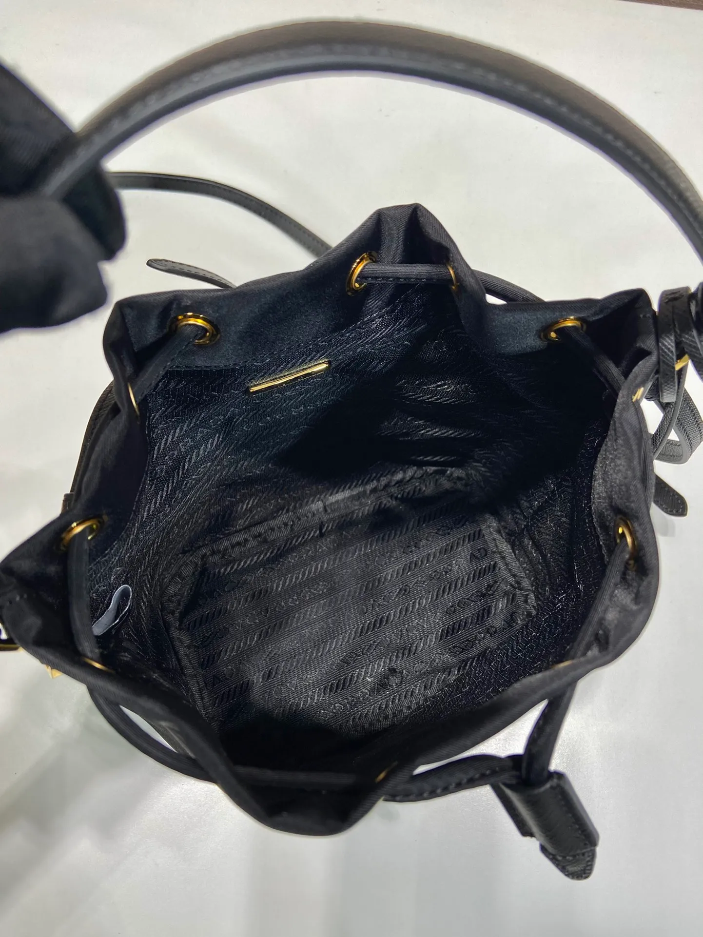 💰760🎉New bucket bag🎉1BE067 upgraded version🎉🎉 This bucket bag is made of imported nylon fabric and top-grade gold hardware, which carries the brand’s original and unique expression of extraordinary beauty. Comes with a detachable and adjustable long leather shoulder strap and leather keychain. Large capacity, light and practical🎉🎉Another popular style that will never go out of style🎉 Length 15.5x Height 19.5x Bottom 10cm