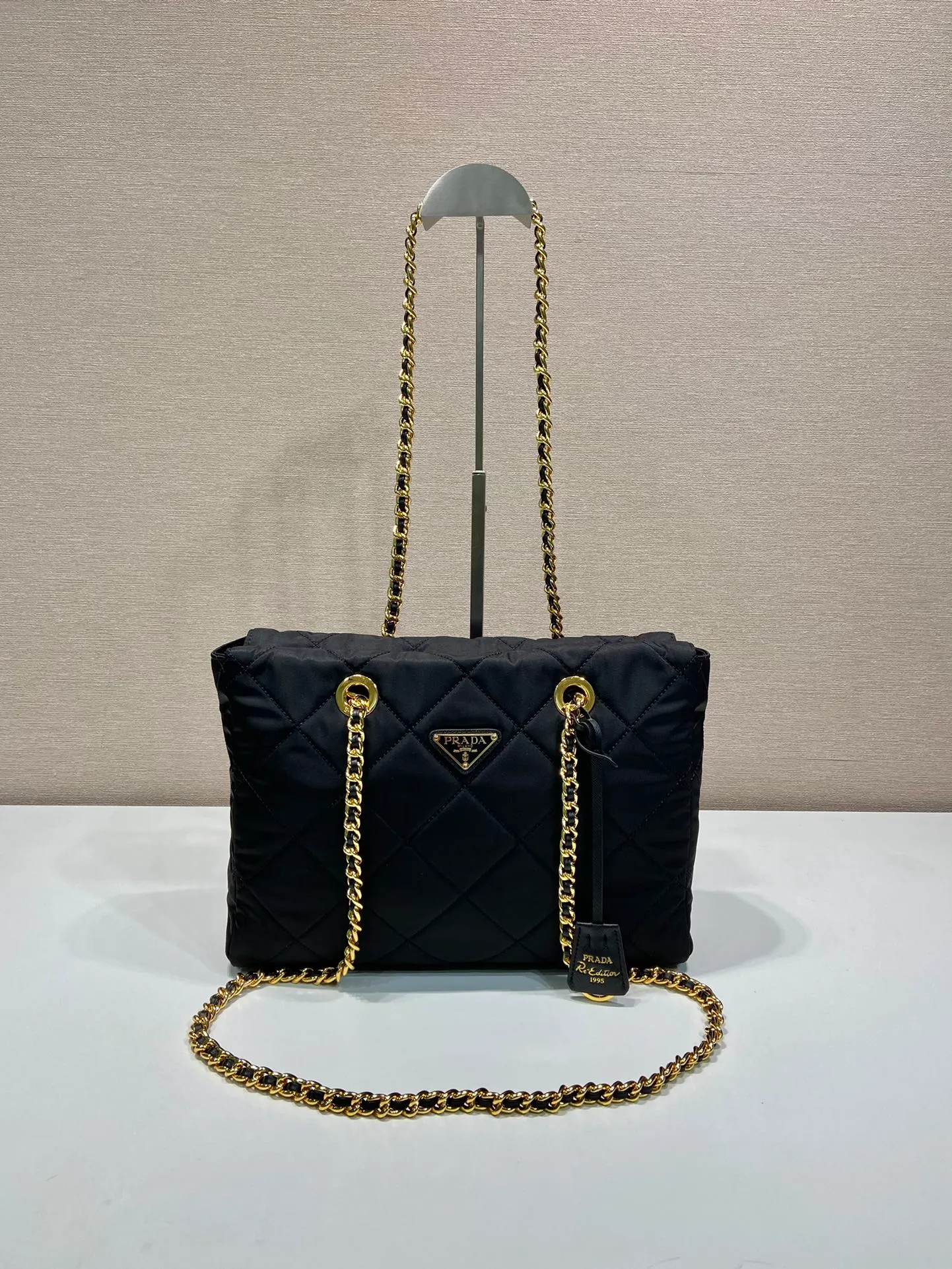 💰1180🎉medium size with zipper 🎉1BG529 medium size🎉🎉 The design of this vintage vintage chain rhombus hobo bag is great👏👏 Purely handmade nylon rhombus design, can be worn on one shoulder, across the body, or carried on the street. The imported black gold chain is really the eternal theme of vintage😘😘It is simple and elegant, and the capacity is very large👍The upper body is particularly trendy, versatile and fashionable. No matter casual or formal, they all have a stable temperament. Hurry up and get it🙊I love this second-hand hobo bag so much😘😘 Length 31x Height 22x Bottom 8cm