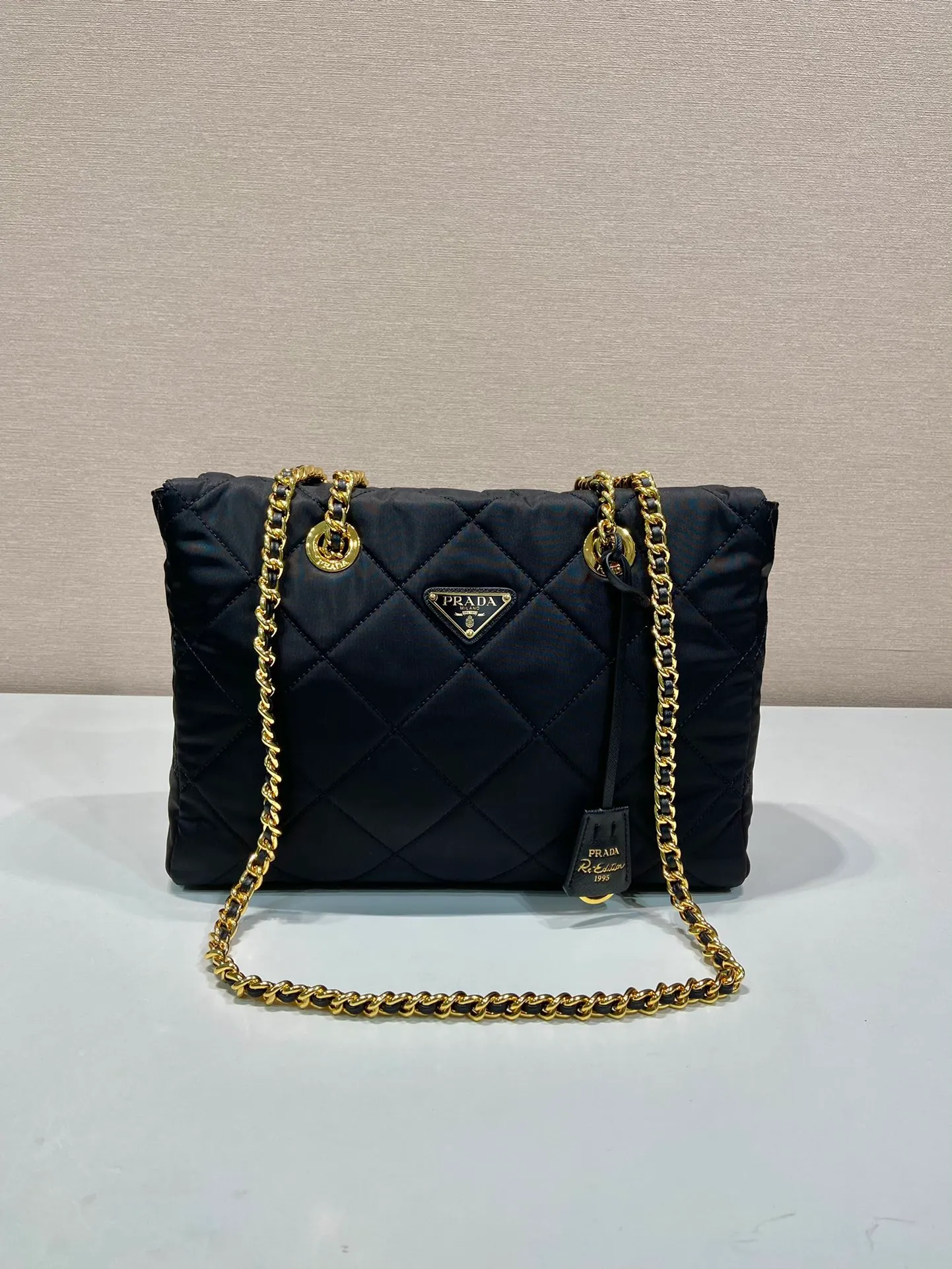 💰1180🎉medium size with zipper 🎉1BG529 medium size🎉🎉 The design of this vintage vintage chain rhombus hobo bag is great👏👏 Purely handmade nylon rhombus design, can be worn on one shoulder, across the body, or carried on the street. The imported black gold chain is really the eternal theme of vintage😘😘It is simple and elegant, and the capacity is very large👍The upper body is particularly trendy, versatile and fashionable. No matter casual or formal, they all have a stable temperament. Hurry up and get it🙊I love this second-hand hobo bag so much😘😘 Length 31x Height 22x Bottom 8cm