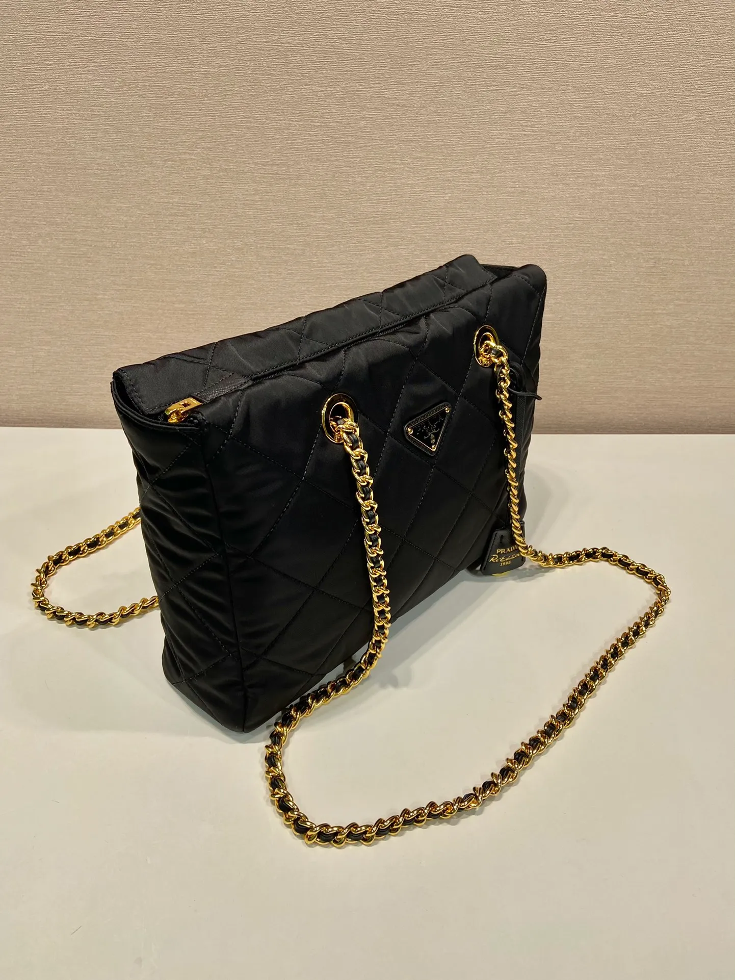 💰1180🎉medium size with zipper 🎉1BG529 medium size🎉🎉 The design of this vintage vintage chain rhombus hobo bag is great👏👏 Purely handmade nylon rhombus design, can be worn on one shoulder, across the body, or carried on the street. The imported black gold chain is really the eternal theme of vintage😘😘It is simple and elegant, and the capacity is very large👍The upper body is particularly trendy, versatile and fashionable. No matter casual or formal, they all have a stable temperament. Hurry up and get it🙊I love this second-hand hobo bag so much😘😘 Length 31x Height 22x Bottom 8cm
