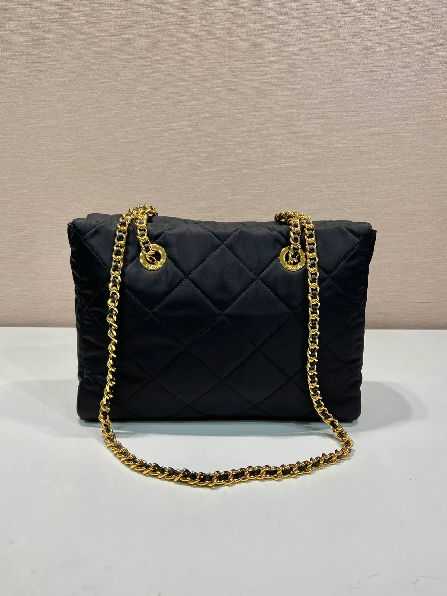 💰1180🎉medium size with zipper 🎉1BG529 medium size🎉🎉 The design of this vintage vintage chain rhombus hobo bag is great👏👏 Purely handmade nylon rhombus design, can be worn on one shoulder, across the body, or carried on the street. The imported black gold chain is really the eternal theme of vintage😘😘It is simple and elegant, and the capacity is very large👍The upper body is particularly trendy, versatile and fashionable. No matter casual or formal, they all have a stable temperament. Hurry up and get it🙊I love this second-hand hobo bag so much😘😘 Length 31x Height 22x Bottom 8cm