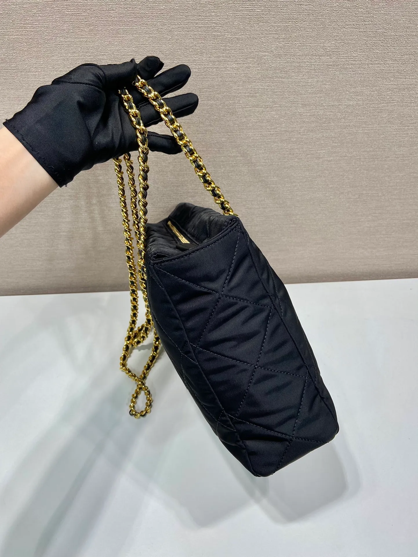 💰1180🎉medium size with zipper 🎉1BG529 medium size🎉🎉 The design of this vintage vintage chain rhombus hobo bag is great👏👏 Purely handmade nylon rhombus design, can be worn on one shoulder, across the body, or carried on the street. The imported black gold chain is really the eternal theme of vintage😘😘It is simple and elegant, and the capacity is very large👍The upper body is particularly trendy, versatile and fashionable. No matter casual or formal, they all have a stable temperament. Hurry up and get it🙊I love this second-hand hobo bag so much😘😘 Length 31x Height 22x Bottom 8cm