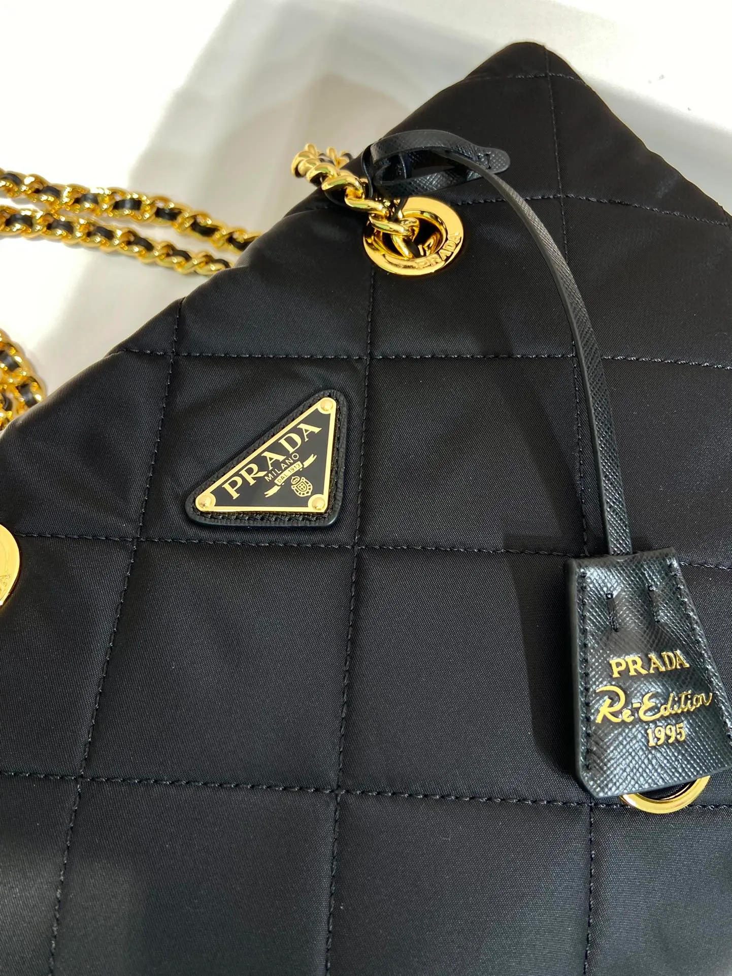 💰1180🎉medium size with zipper 🎉1BG529 medium size🎉🎉 The design of this vintage vintage chain rhombus hobo bag is great👏👏 Purely handmade nylon rhombus design, can be worn on one shoulder, across the body, or carried on the street. The imported black gold chain is really the eternal theme of vintage😘😘It is simple and elegant, and the capacity is very large👍The upper body is particularly trendy, versatile and fashionable. No matter casual or formal, they all have a stable temperament. Hurry up and get it🙊I love this second-hand hobo bag so much😘😘 Length 31x Height 22x Bottom 8cm