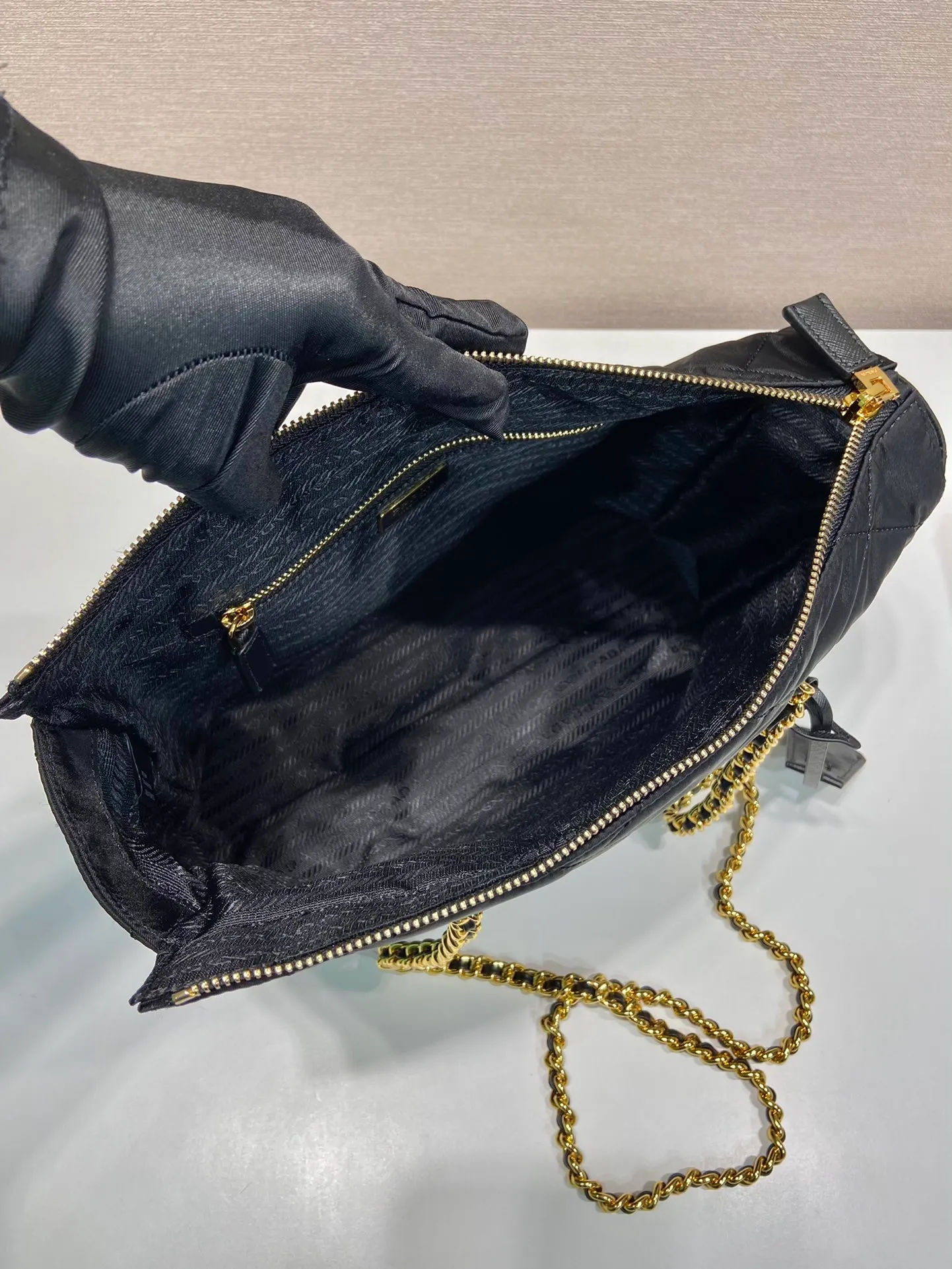 💰1180🎉medium size with zipper 🎉1BG529 medium size🎉🎉 The design of this vintage vintage chain rhombus hobo bag is great👏👏 Purely handmade nylon rhombus design, can be worn on one shoulder, across the body, or carried on the street. The imported black gold chain is really the eternal theme of vintage😘😘It is simple and elegant, and the capacity is very large👍The upper body is particularly trendy, versatile and fashionable. No matter casual or formal, they all have a stable temperament. Hurry up and get it🙊I love this second-hand hobo bag so much😘😘 Length 31x Height 22x Bottom 8cm