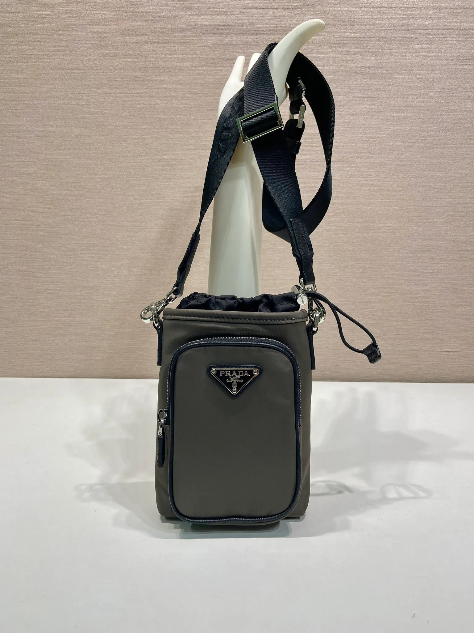 💰760🎉New mobile phone case bag🎉2ZH155 new color🎉👏 This mobile phone bag is made of innovative Re-Nylon regenerated nylon, showing a modern urban style. Adjustable nylon webbing shoulder straps and drawstring closure add a unique touch. The front logo and front pocket design make the upper body very cool and stylish. If you like babies, hurry up and get it🎉🎉 Length 13x Height 18cm🎉🎉👏👏