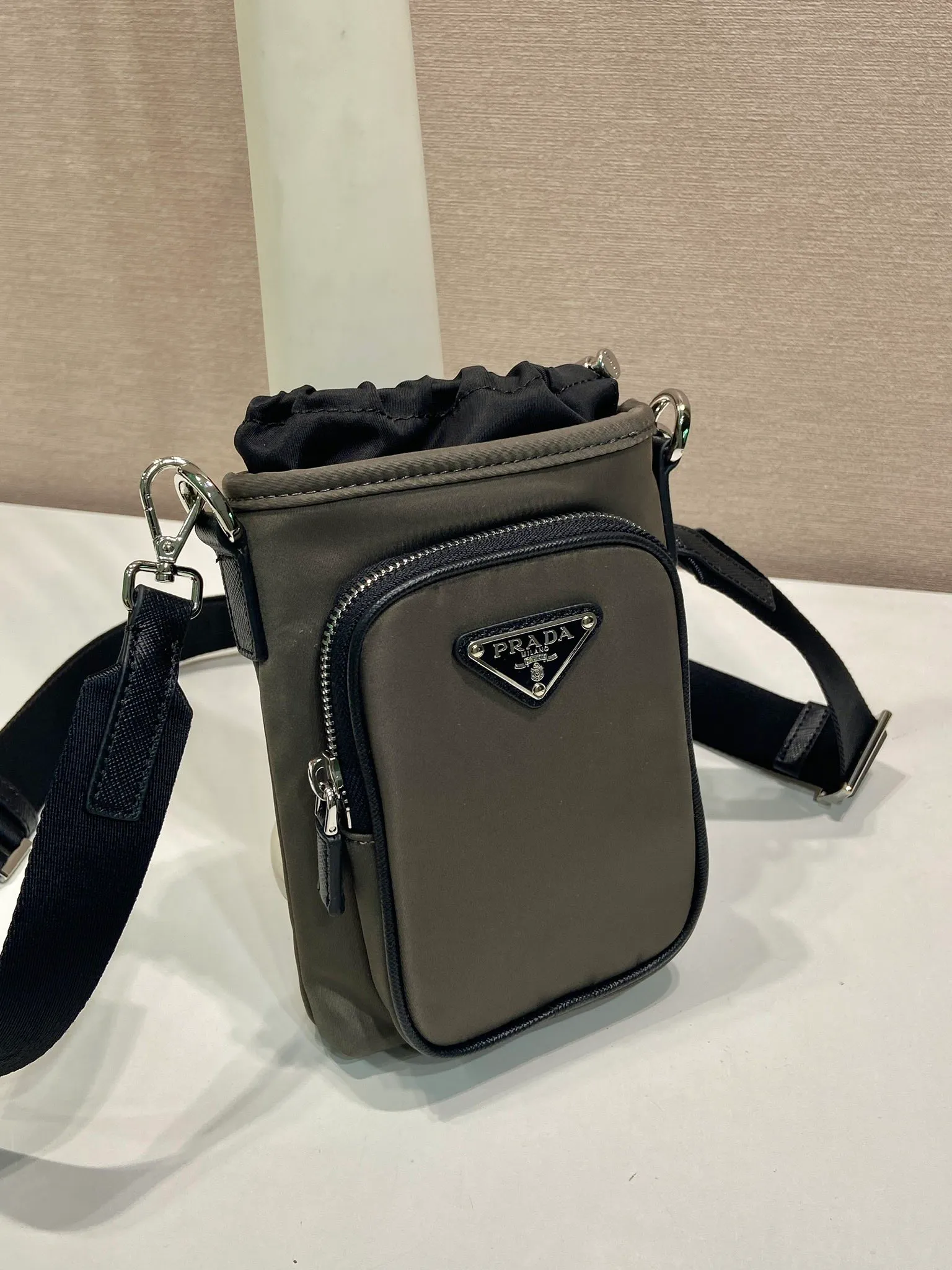 💰760🎉New mobile phone case bag🎉2ZH155 new color🎉👏 This mobile phone bag is made of innovative Re-Nylon regenerated nylon, showing a modern urban style. Adjustable nylon webbing shoulder straps and drawstring closure add a unique touch. The front logo and front pocket design make the upper body very cool and stylish. If you like babies, hurry up and get it🎉🎉 Length 13x Height 18cm🎉🎉👏👏