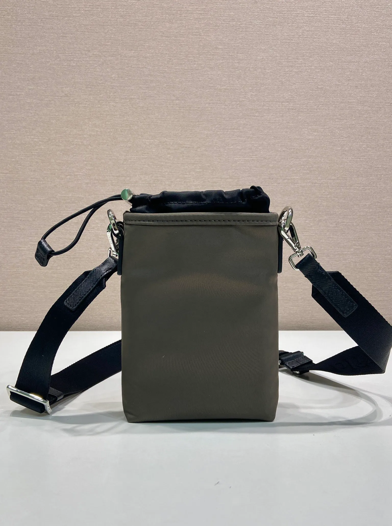 💰760🎉New mobile phone case bag🎉2ZH155 new color🎉👏 This mobile phone bag is made of innovative Re-Nylon regenerated nylon, showing a modern urban style. Adjustable nylon webbing shoulder straps and drawstring closure add a unique touch. The front logo and front pocket design make the upper body very cool and stylish. If you like babies, hurry up and get it🎉🎉 Length 13x Height 18cm🎉🎉👏👏
