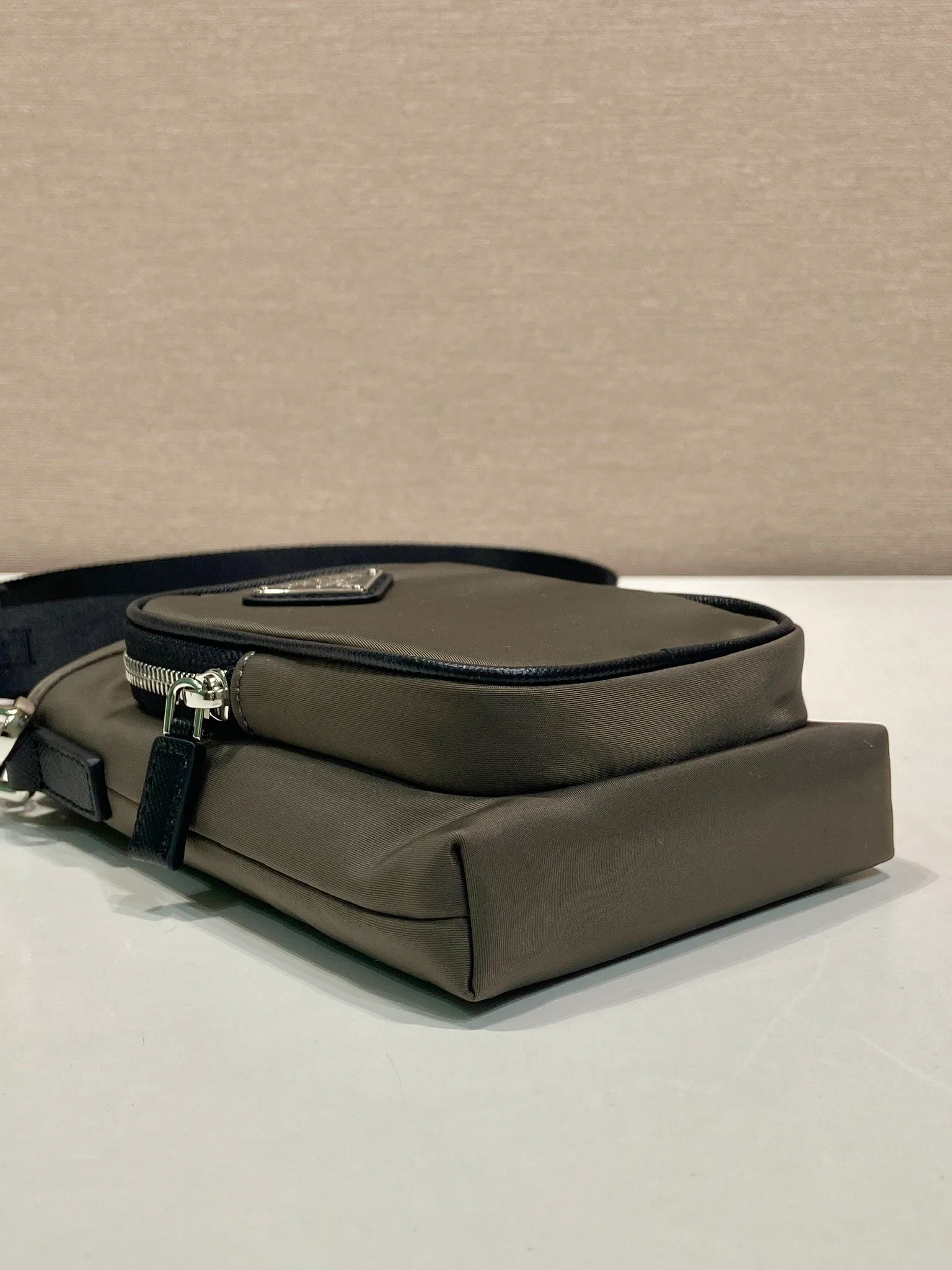 💰760🎉New mobile phone case bag🎉2ZH155 new color🎉👏 This mobile phone bag is made of innovative Re-Nylon regenerated nylon, showing a modern urban style. Adjustable nylon webbing shoulder straps and drawstring closure add a unique touch. The front logo and front pocket design make the upper body very cool and stylish. If you like babies, hurry up and get it🎉🎉 Length 13x Height 18cm🎉🎉👏👏