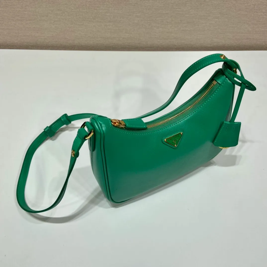 💰1320🎉New style🎉1BC204B handbag/underarm bag/crossbody bag This Hobo handbag/underarm bag/crossbody bag is very functional and can be used for three purposes in one bag. It is perfect🎉🎉It is made of imported cross-grain cowhide, which is more wear-resistant. The shoulder strap can be adjusted and switched at any time😘😘The upper body effect is beautiful, convenient and practical🎉🎉Hurry up and get it👏👏 Length 23x Height 17x Bottom 6.5cm🎉🎉🎉👏👏👏
