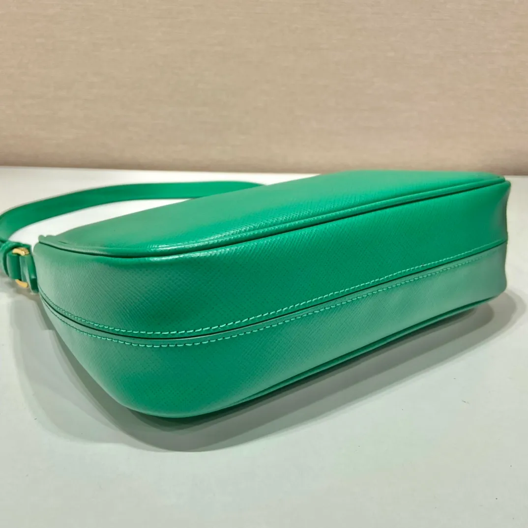 💰1320🎉New style🎉1BC204B handbag/underarm bag/crossbody bag This Hobo handbag/underarm bag/crossbody bag is very functional and can be used for three purposes in one bag. It is perfect🎉🎉It is made of imported cross-grain cowhide, which is more wear-resistant. The shoulder strap can be adjusted and switched at any time😘😘The upper body effect is beautiful, convenient and practical🎉🎉Hurry up and get it👏👏 Length 23x Height 17x Bottom 6.5cm🎉🎉🎉👏👏👏