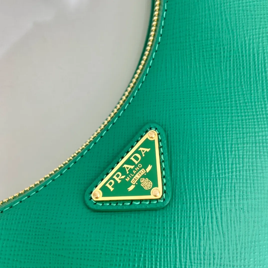 💰1320🎉New style🎉1BC204B handbag/underarm bag/crossbody bag This Hobo handbag/underarm bag/crossbody bag is very functional and can be used for three purposes in one bag. It is perfect🎉🎉It is made of imported cross-grain cowhide, which is more wear-resistant. The shoulder strap can be adjusted and switched at any time😘😘The upper body effect is beautiful, convenient and practical🎉🎉Hurry up and get it👏👏 Length 23x Height 17x Bottom 6.5cm🎉🎉🎉👏👏👏