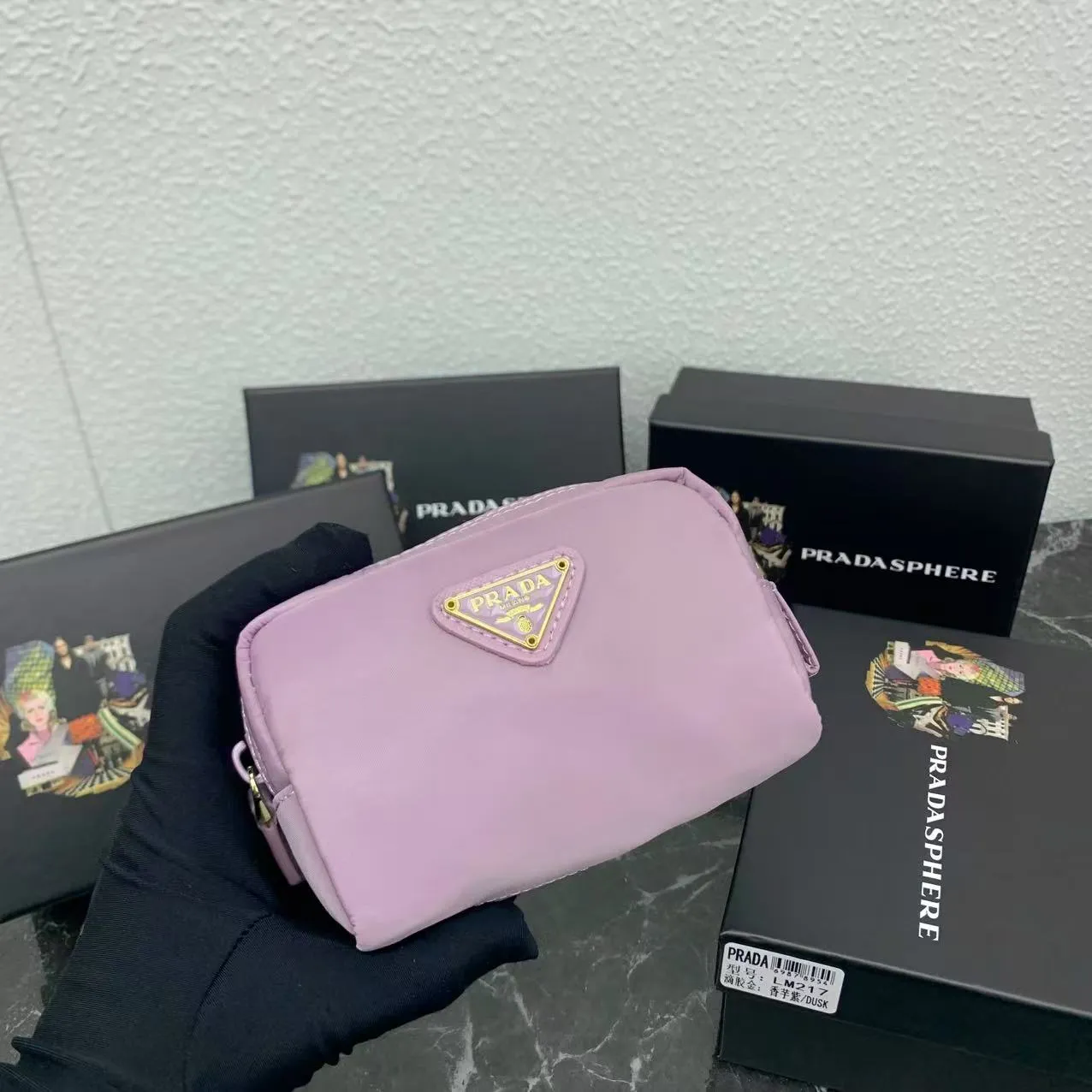 💰150PRADA Prada official new model is shipped simultaneously, enamel-coated triangular metal logo zipper closure, nylon cosmetic bag, regular women's model ✌✌✌ Special quality from the product cabinet, physical shooting [strong]! Model: Original quality Leather: Original Color: black gold buckle, black silver buckle, red, plum red, pink, sky blue, apricot, green, lavender purple, size 12㎝*3.5㎝*8㎝, model LM217